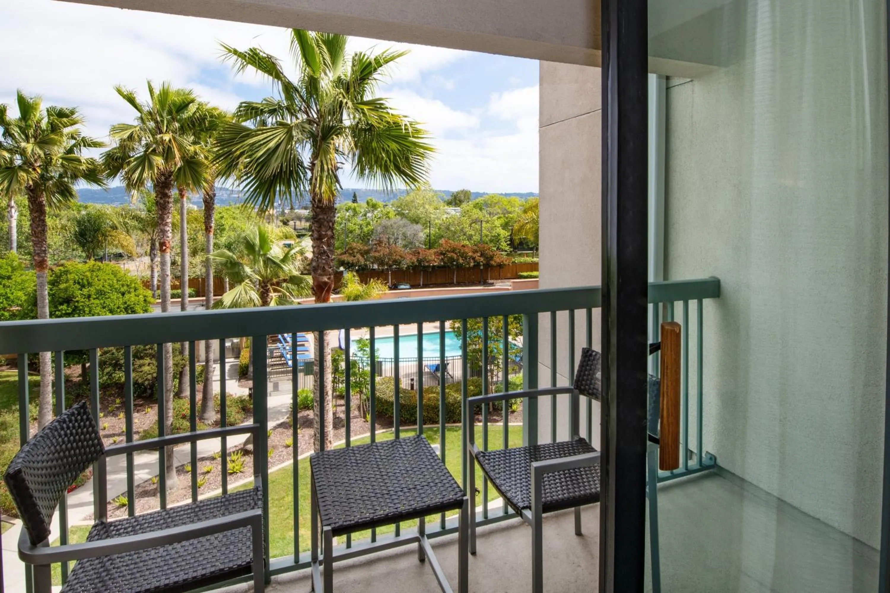 Photo of the whole room in Courtyard by Marriott Oakland Airport