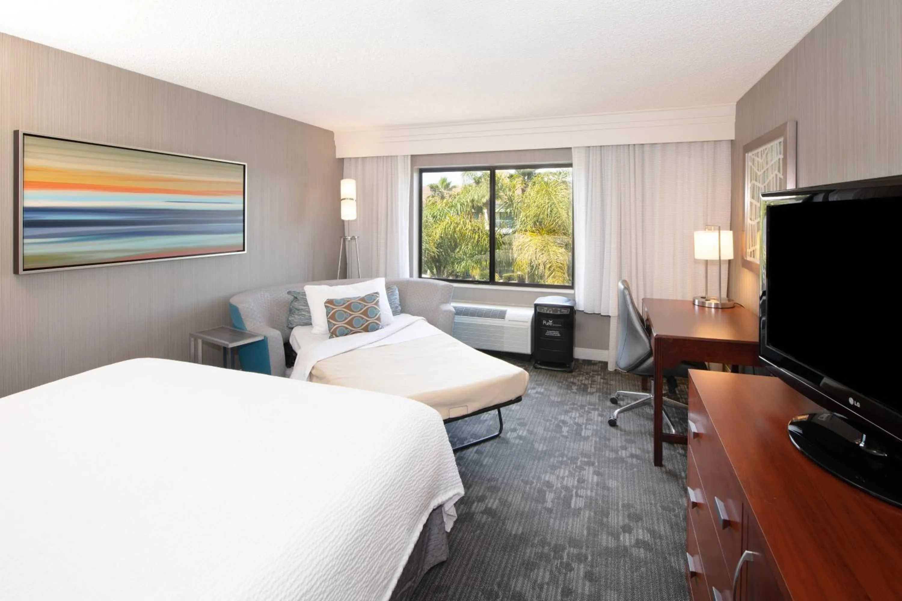 Photo of the whole room, Bed in Courtyard by Marriott Oakland Airport