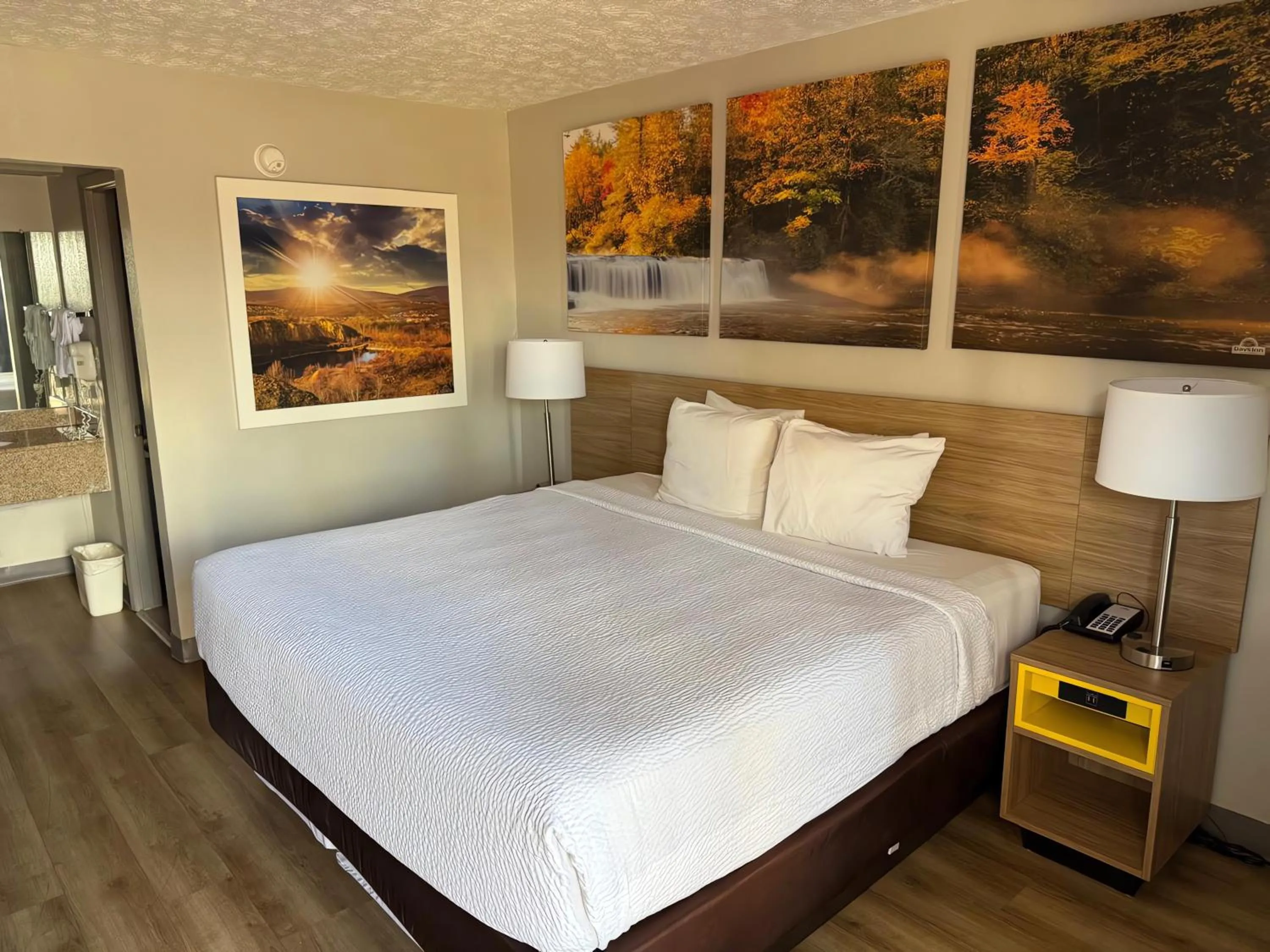 Bedroom, Bed in Days Inn by Wyndham Cookeville