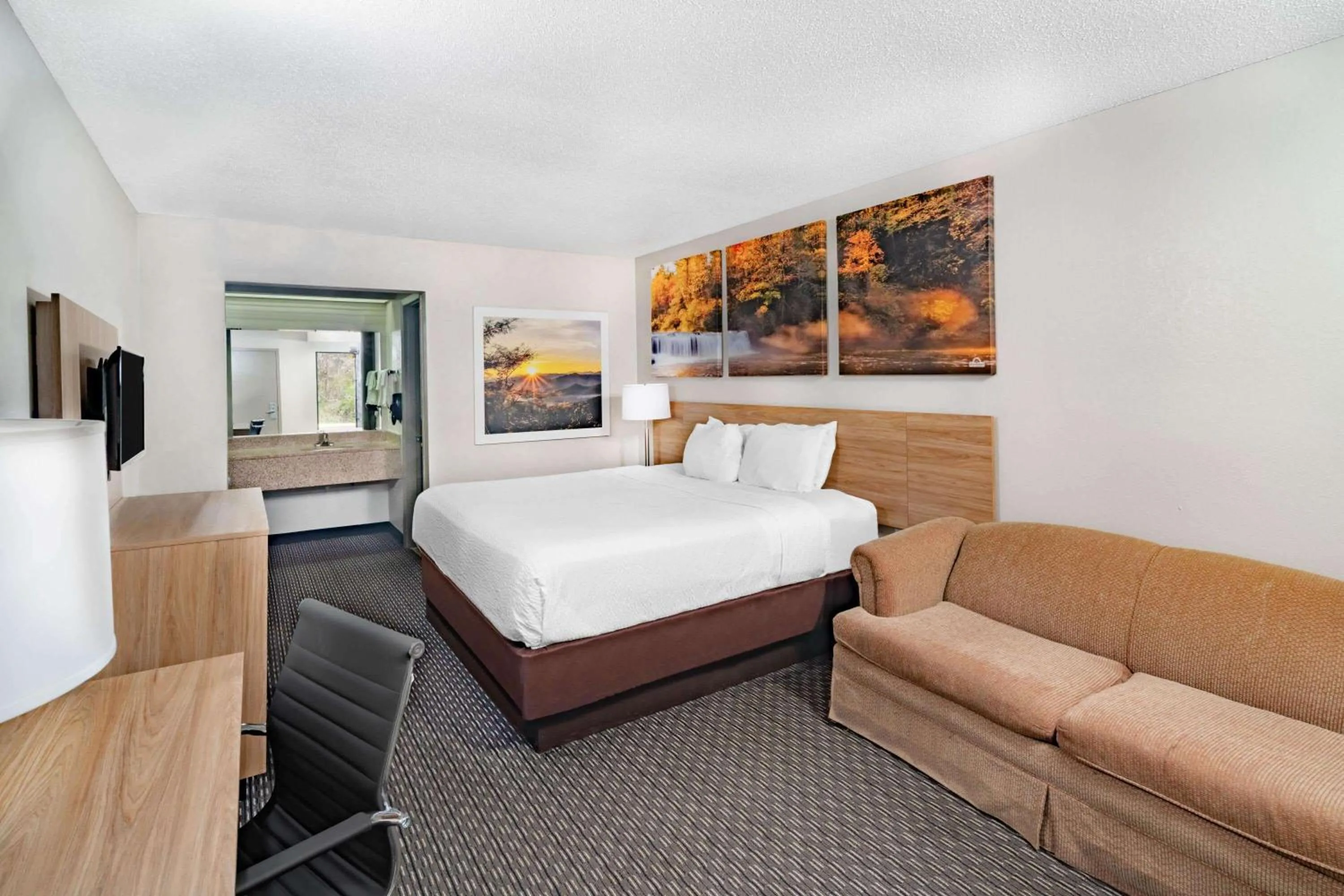 Photo of the whole room, Bed in Days Inn by Wyndham Cookeville