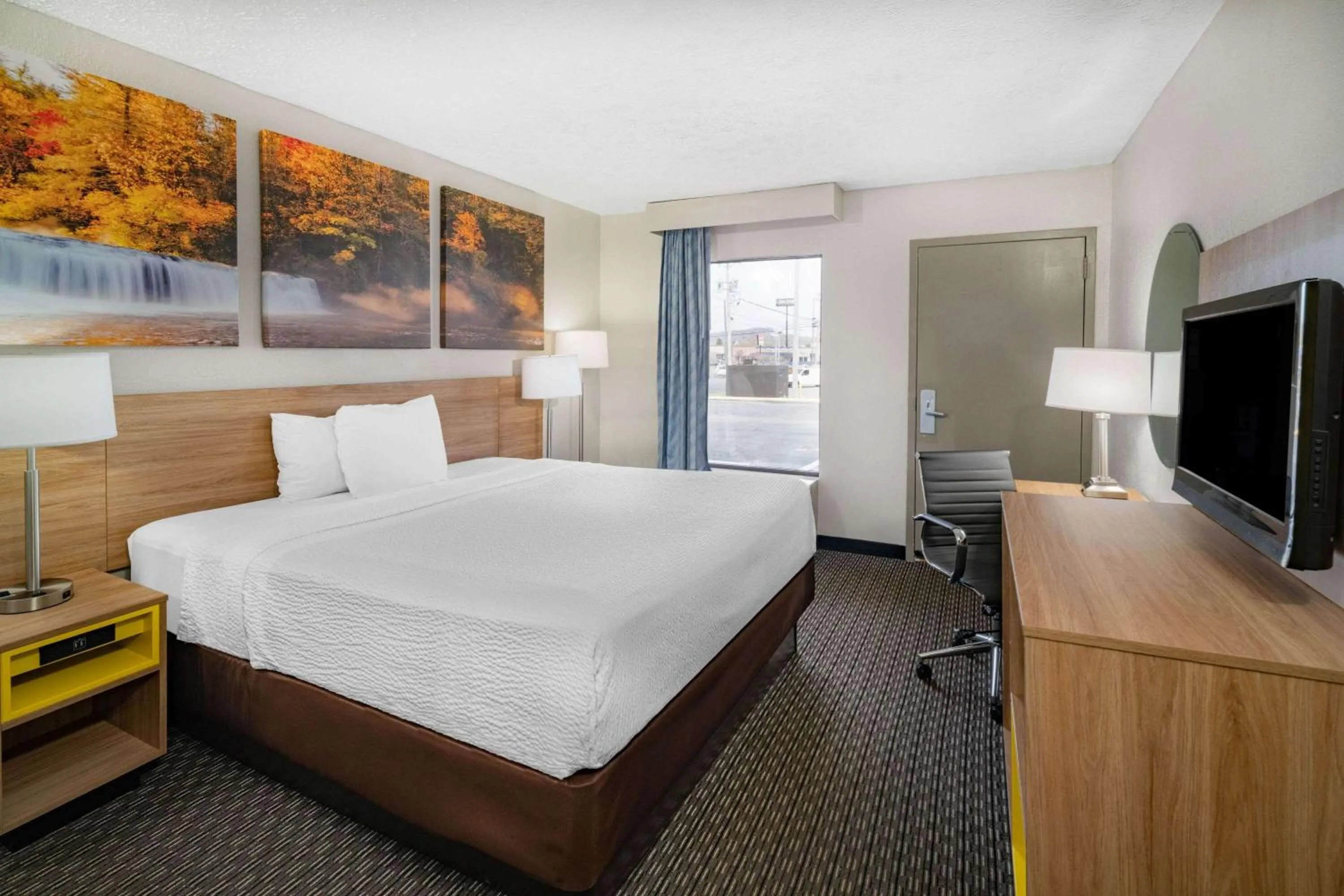 Photo of the whole room, Bed in Days Inn by Wyndham Cookeville
