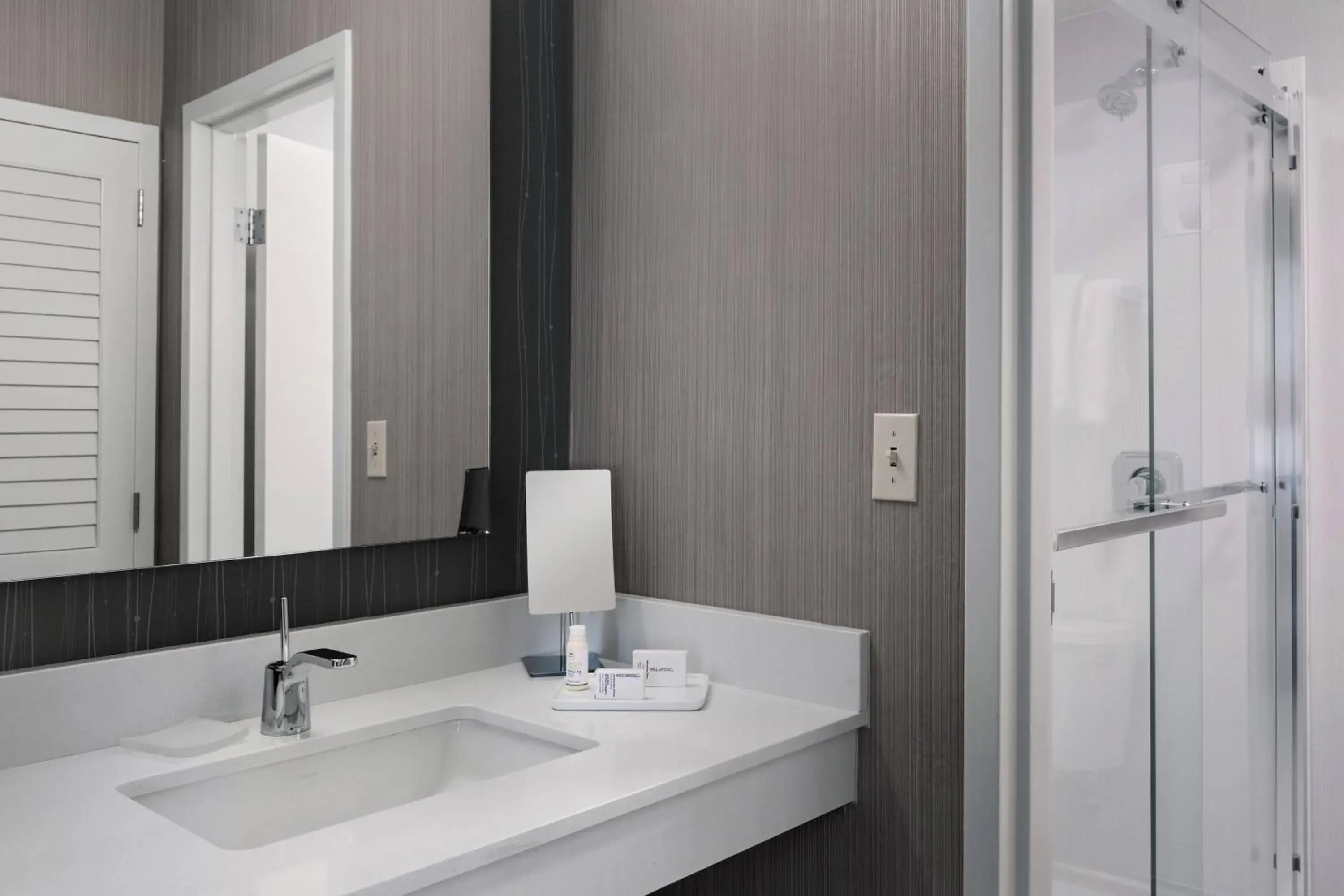 Queen Room with Two Queen Beds in Courtyard Philadelphia Devon/Villanova Queen Room with Two Queen Beds in Courtyard Philadelphia Devon/Villanova