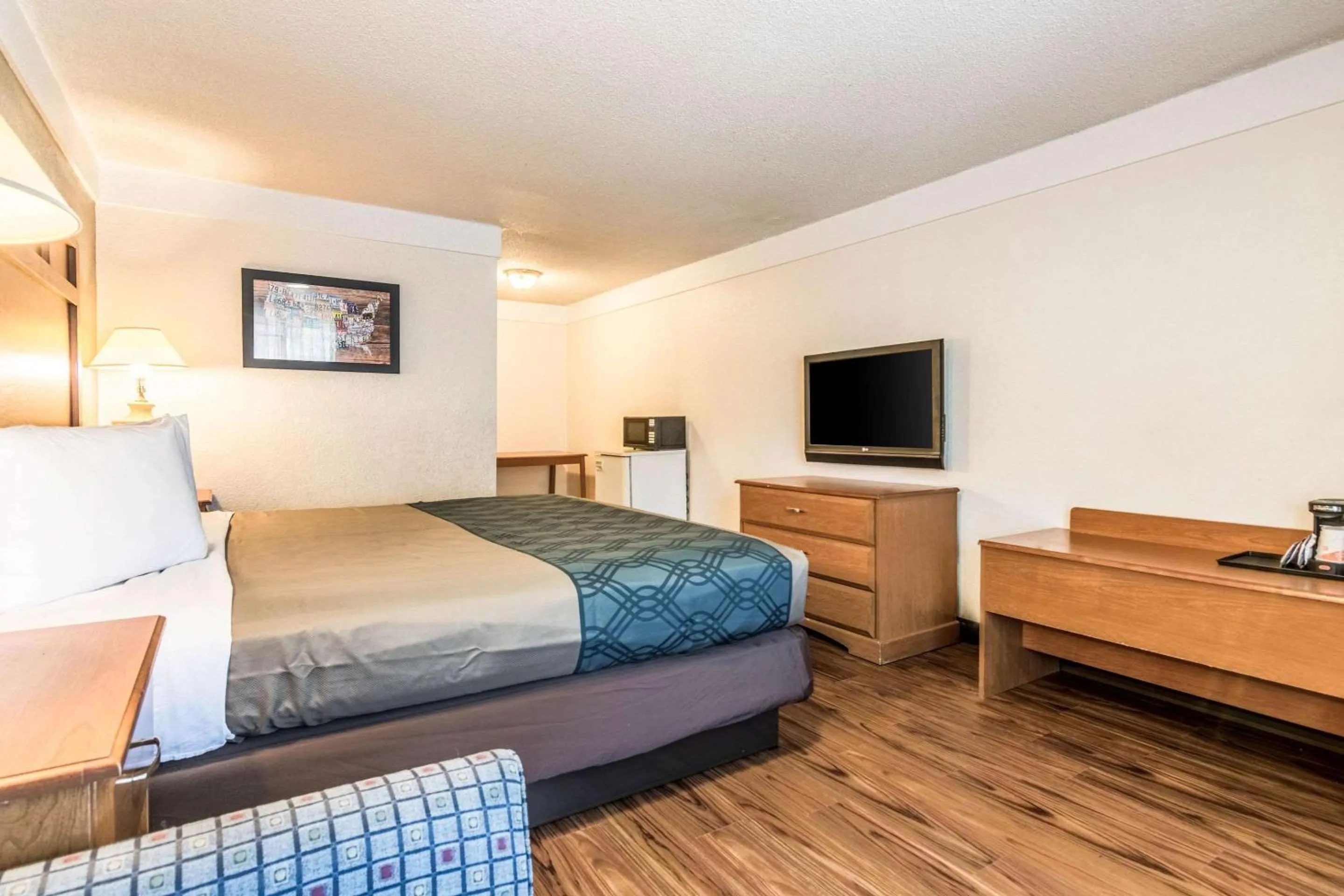 Photo of the whole room, Bed in Econo Lodge Gastonia North