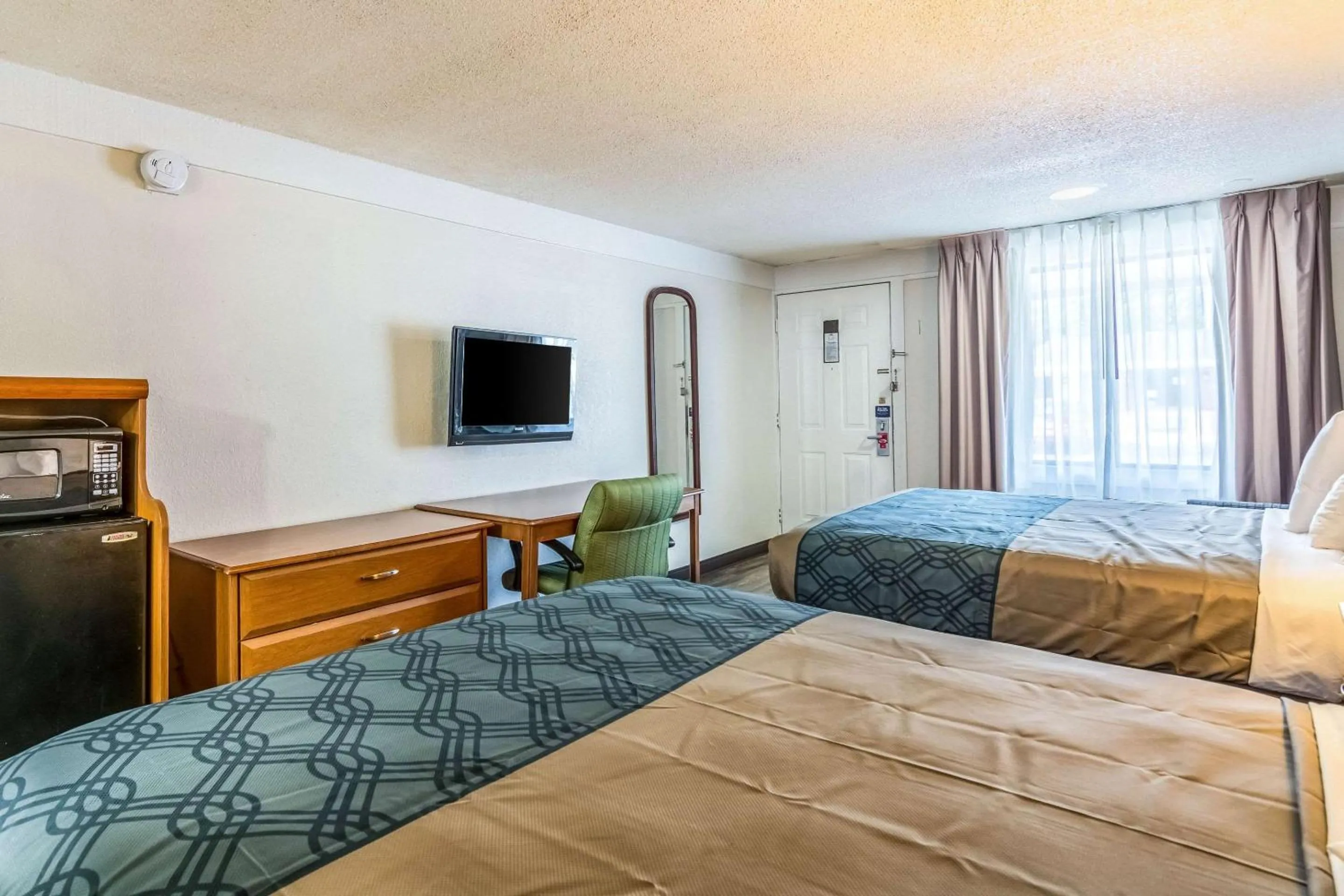 Photo of the whole room, Bed in Econo Lodge Gastonia North