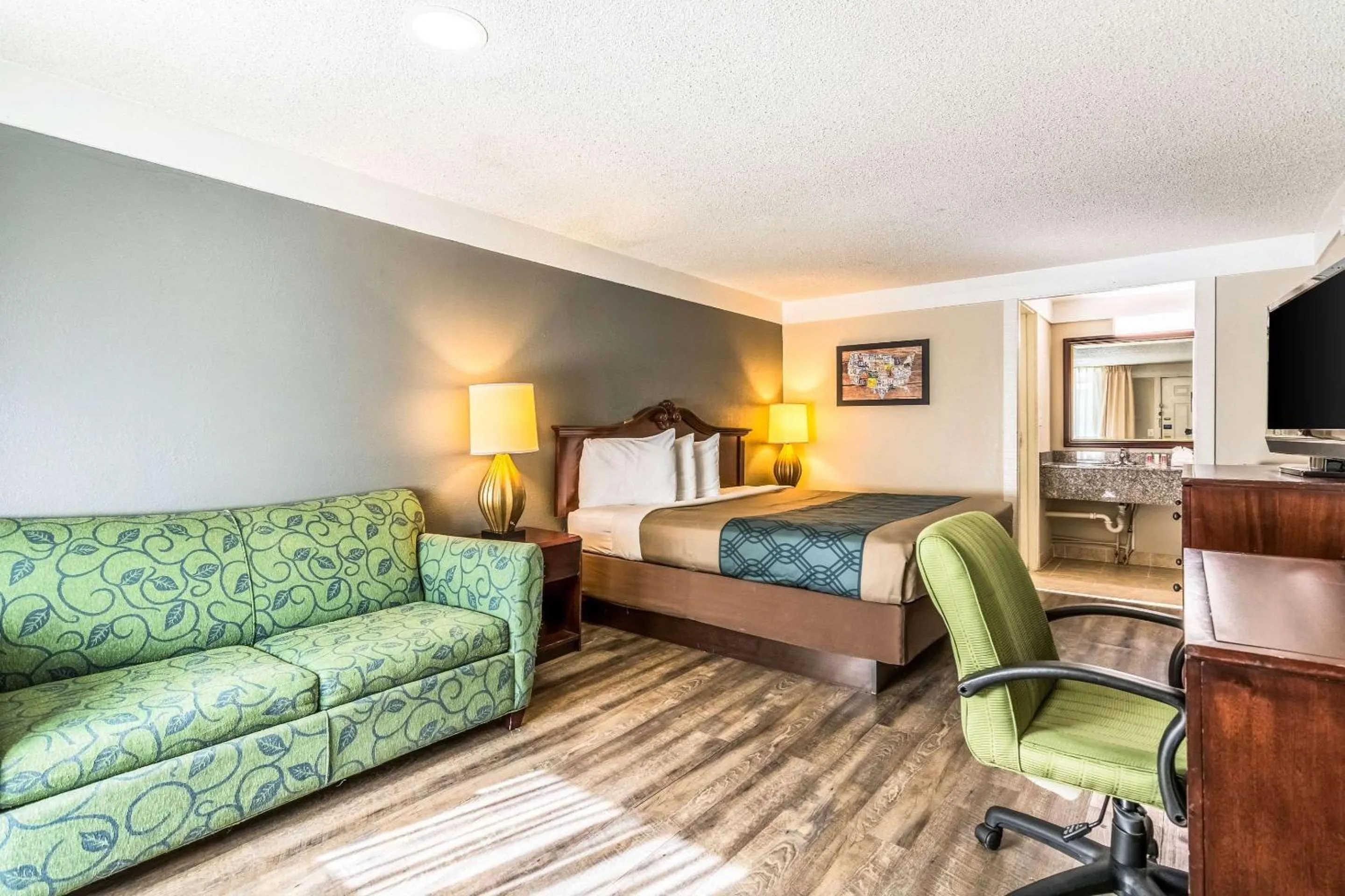 Photo of the whole room, Bed in Econo Lodge Gastonia North