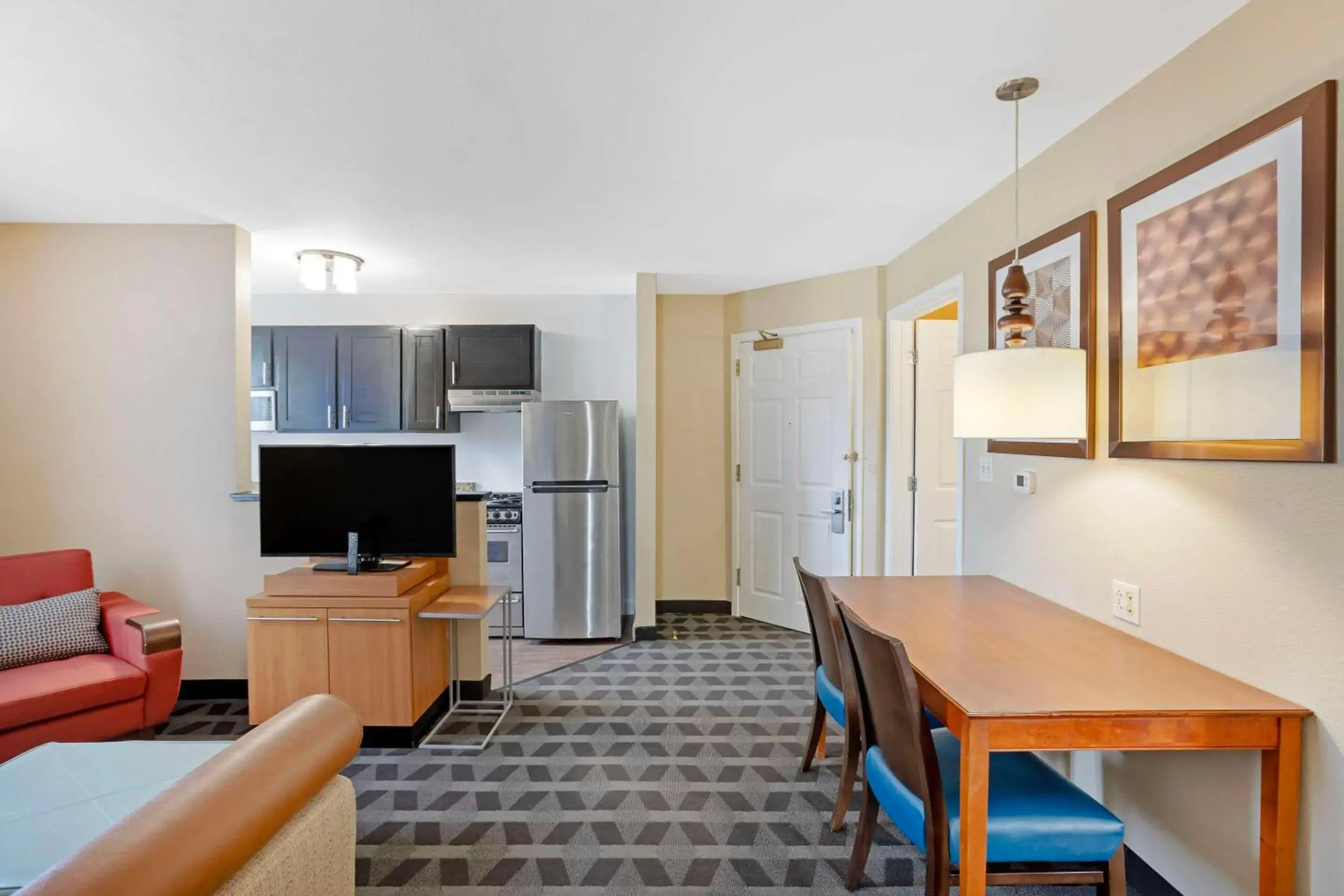 Bedroom, Kitchen/Kitchenette in MainStay Suites Mt Laurel - Philadelphia