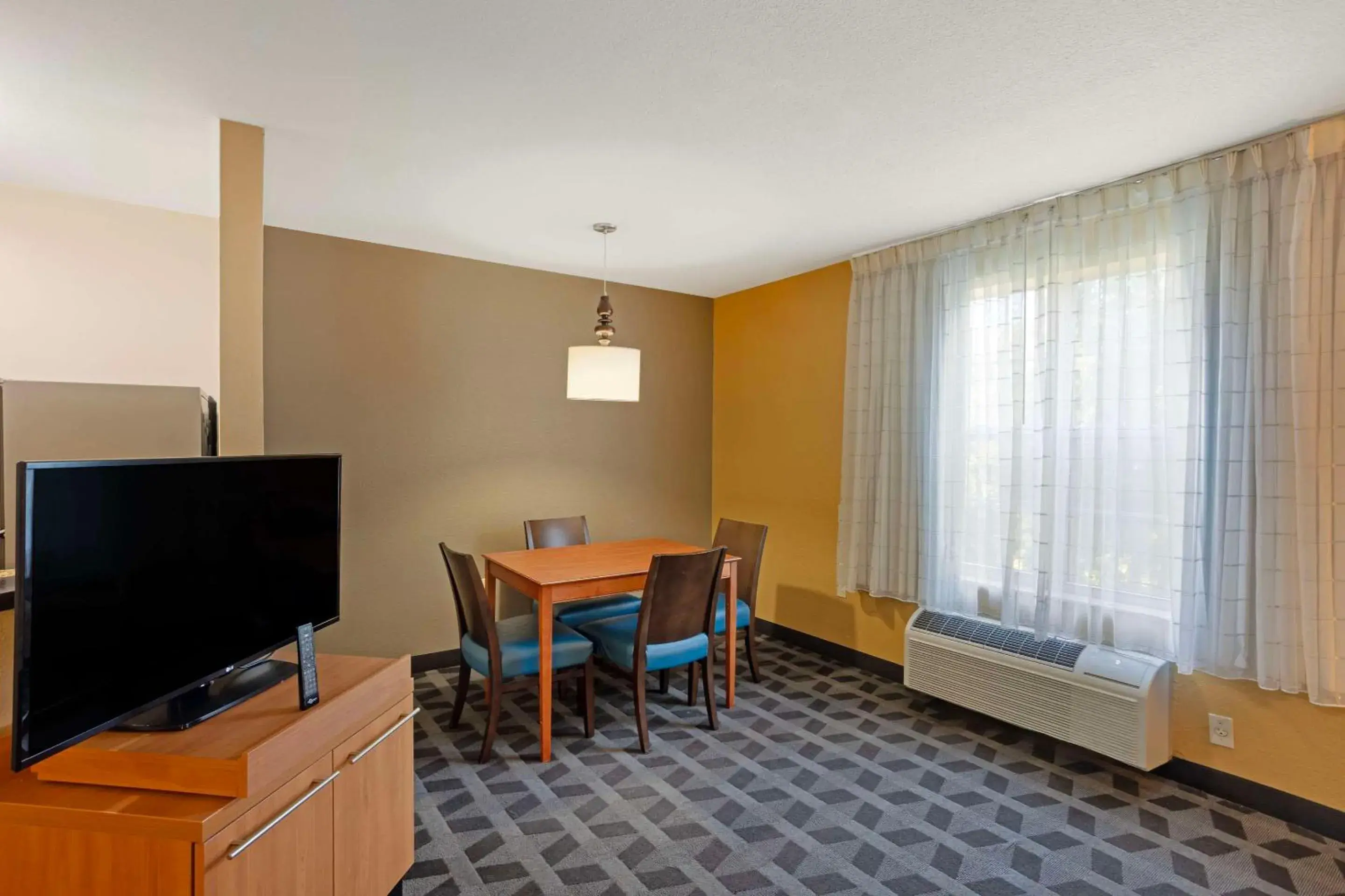 Bedroom, TV/Entertainment Center in MainStay Suites Mt Laurel - Philadelphia