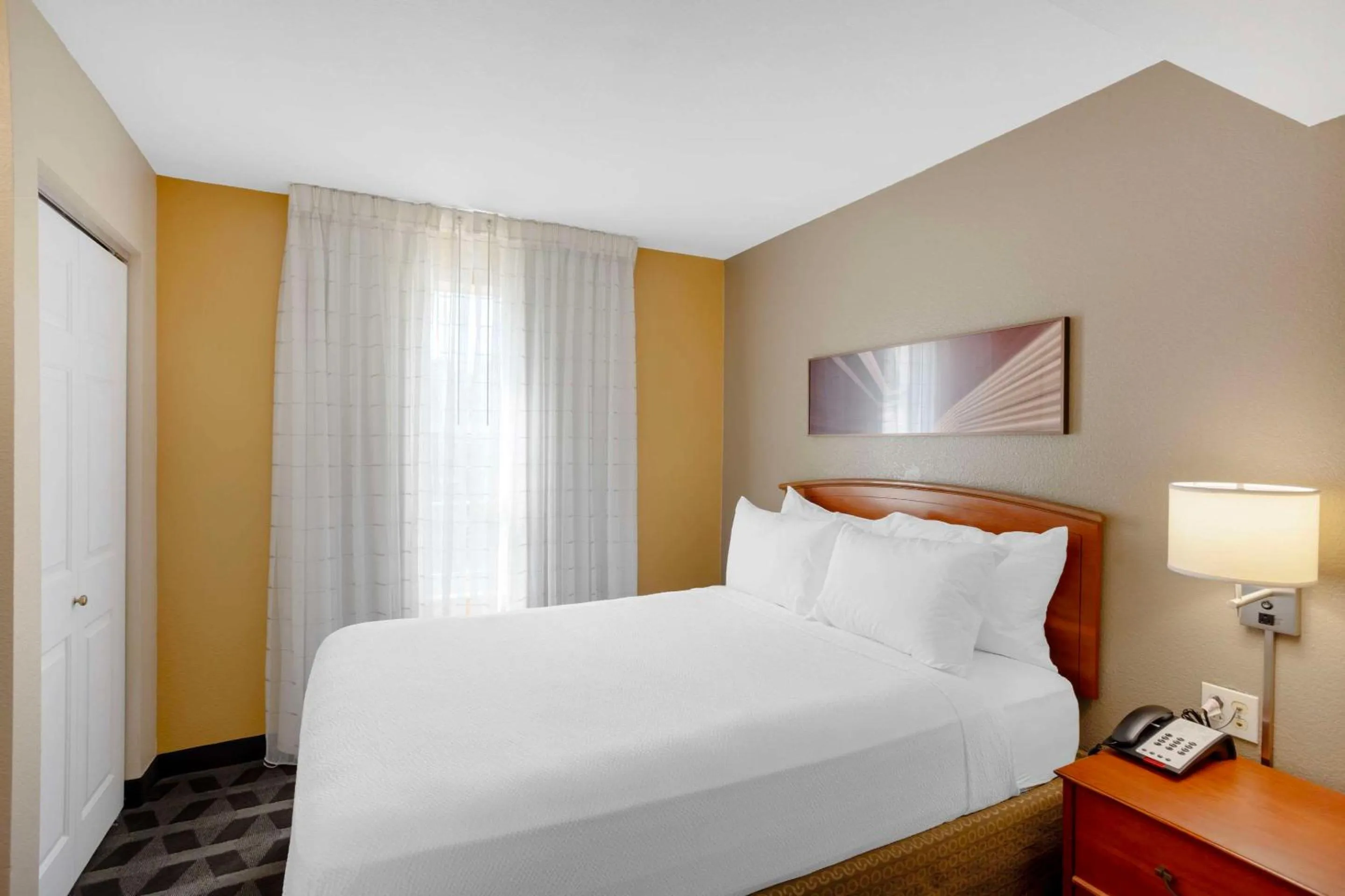 Bedroom, Bed in MainStay Suites Mt Laurel - Philadelphia