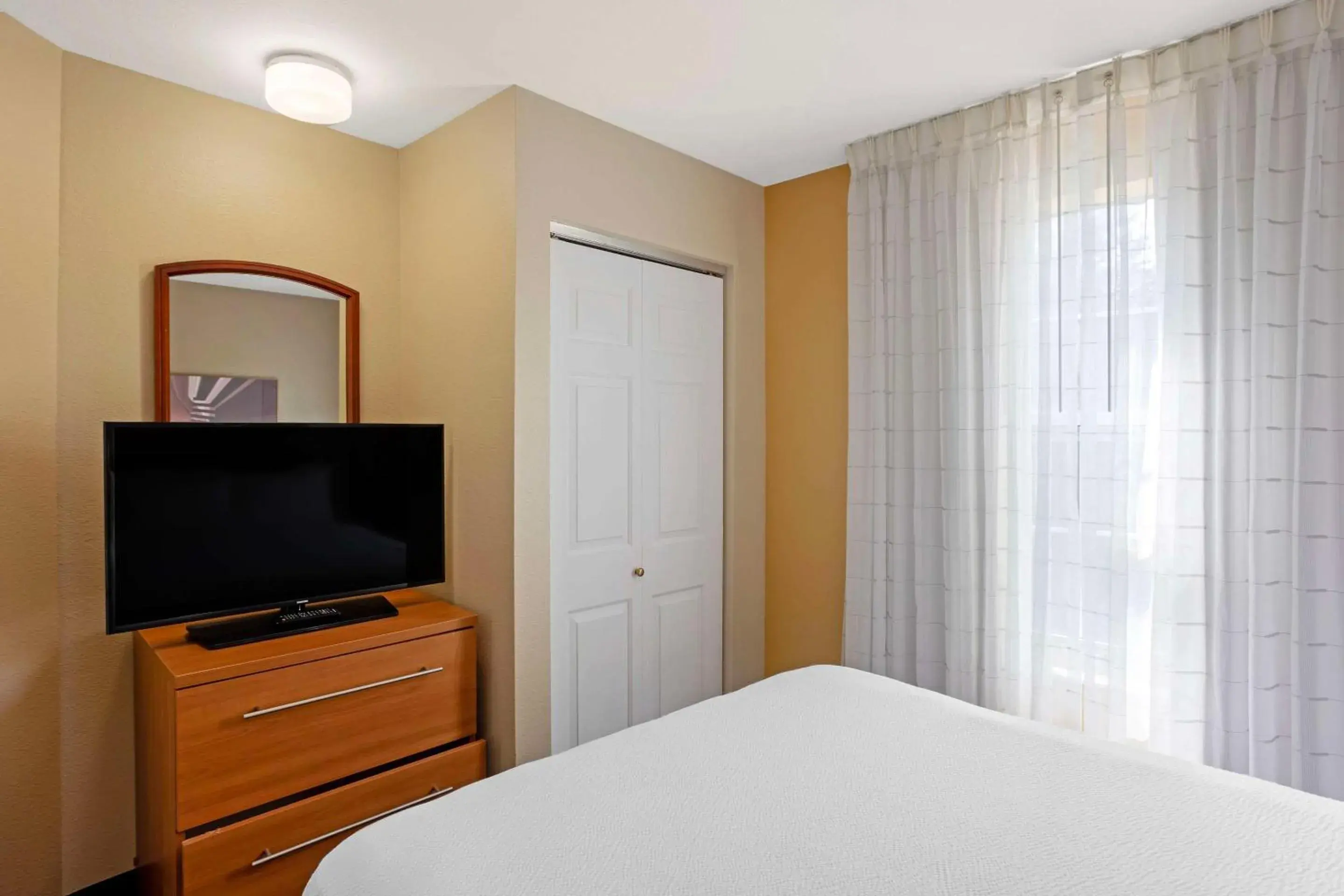 Bedroom, TV/Entertainment Center in MainStay Suites Mt Laurel - Philadelphia