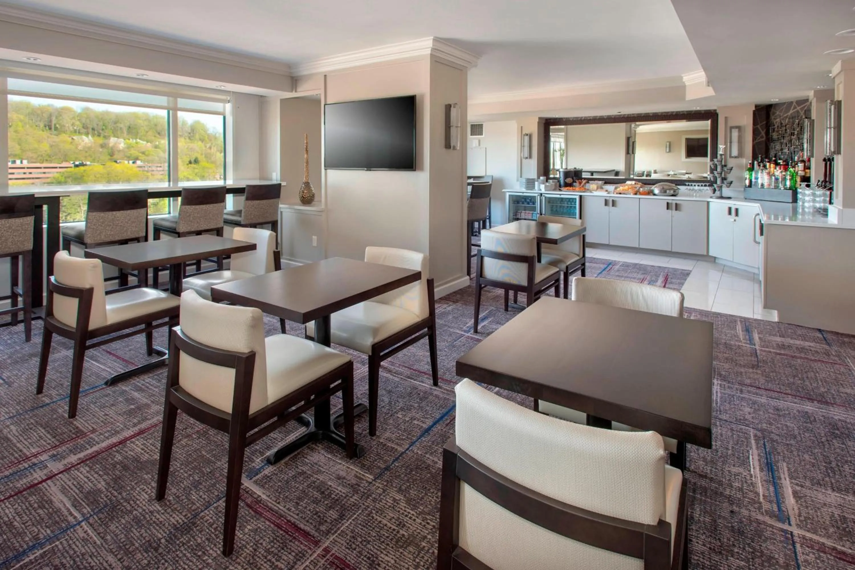 Lounge or bar in Marriott Philadelphia West