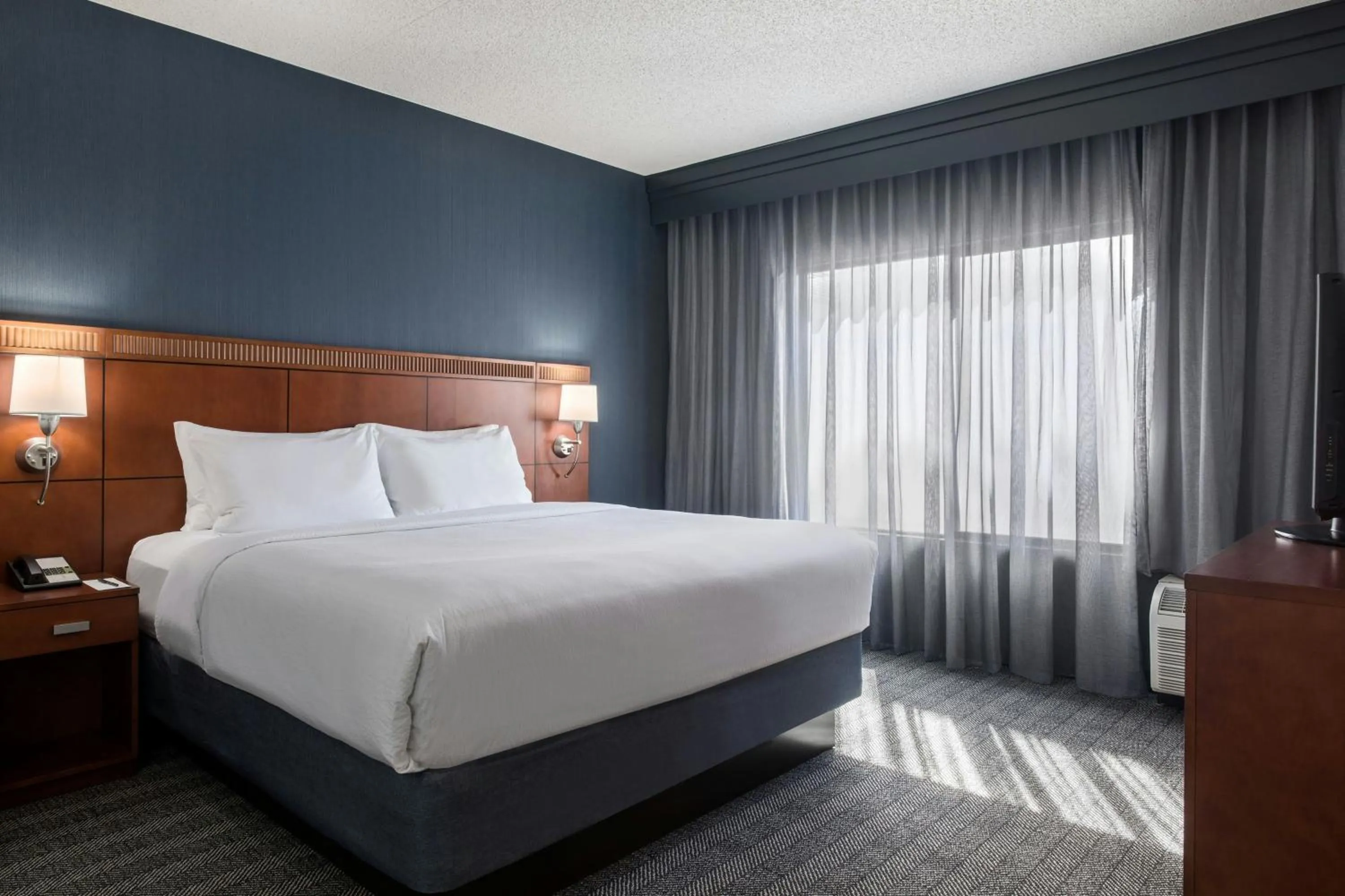 Photo of the whole room, Bed in Courtyard by Marriott Phoenix Airport