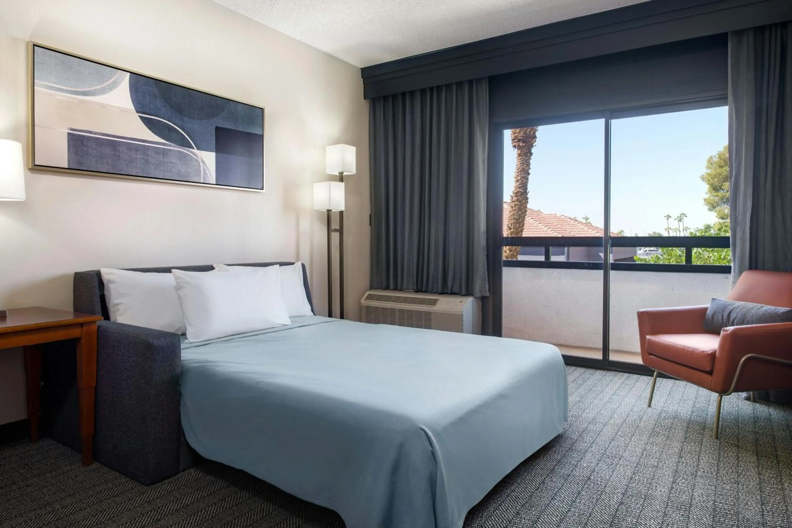 Photo of the whole room, Bed in Courtyard by Marriott Phoenix Airport