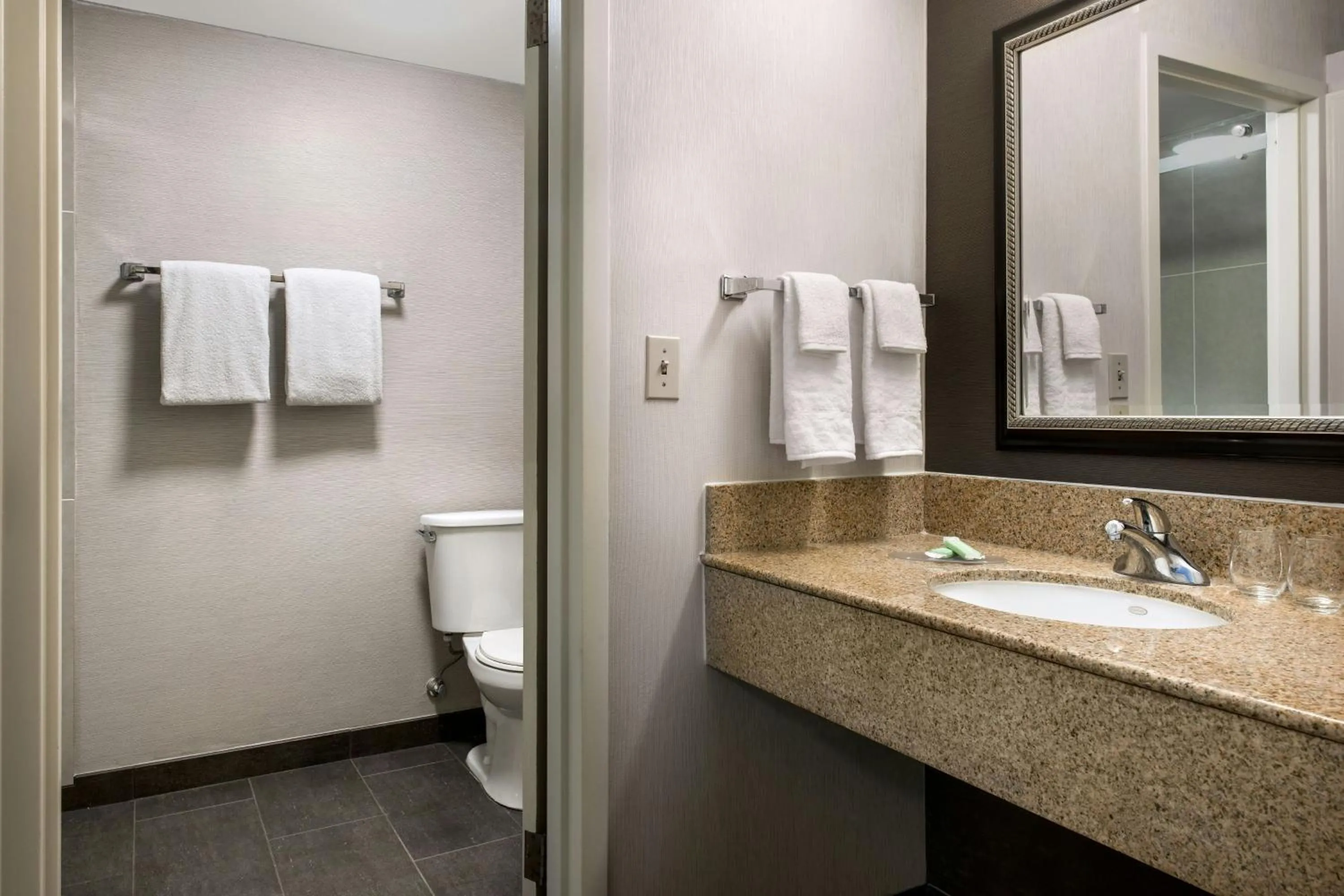 Bathroom in Courtyard by Marriott Phoenix Airport