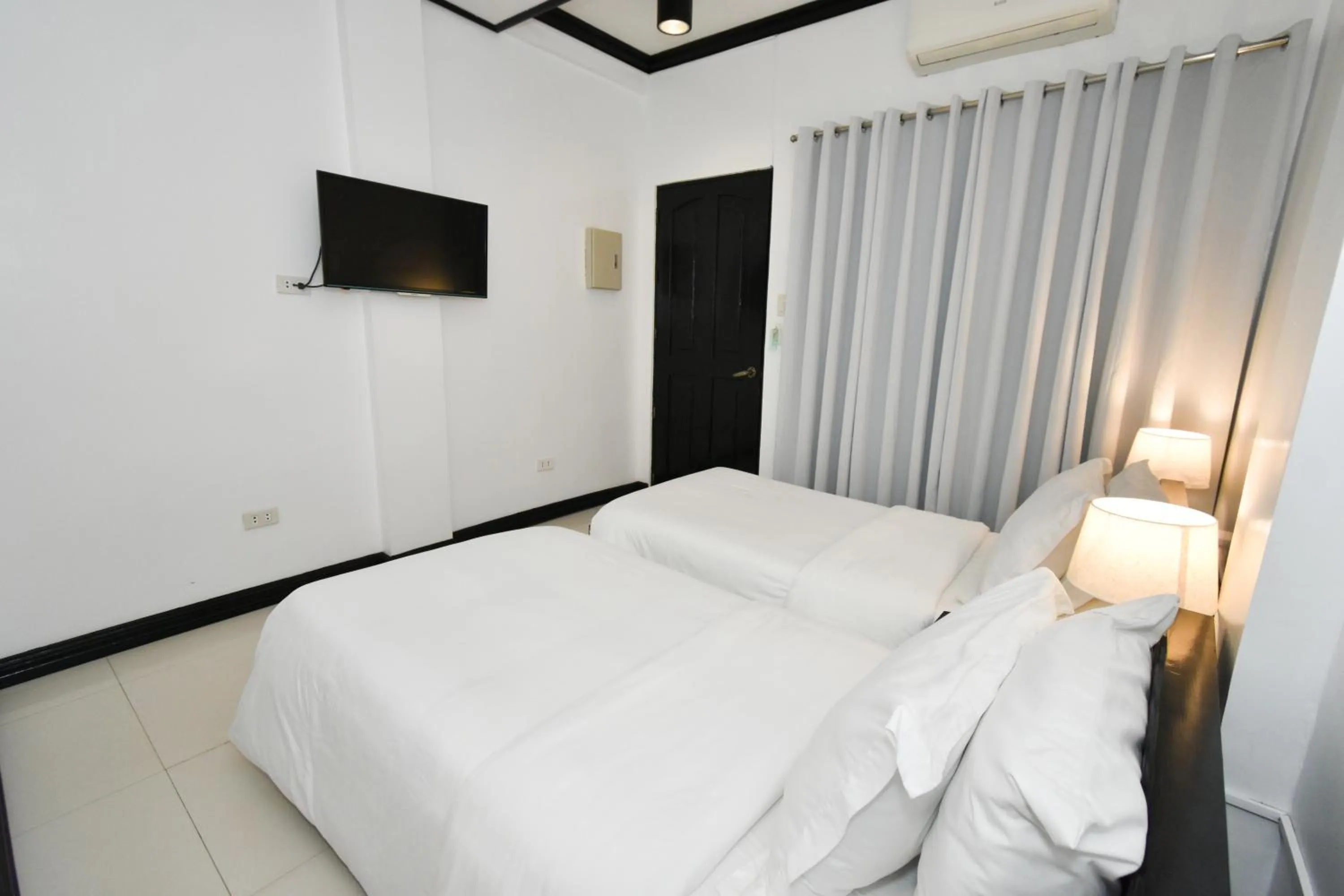 Bed in Swiftlets Inn