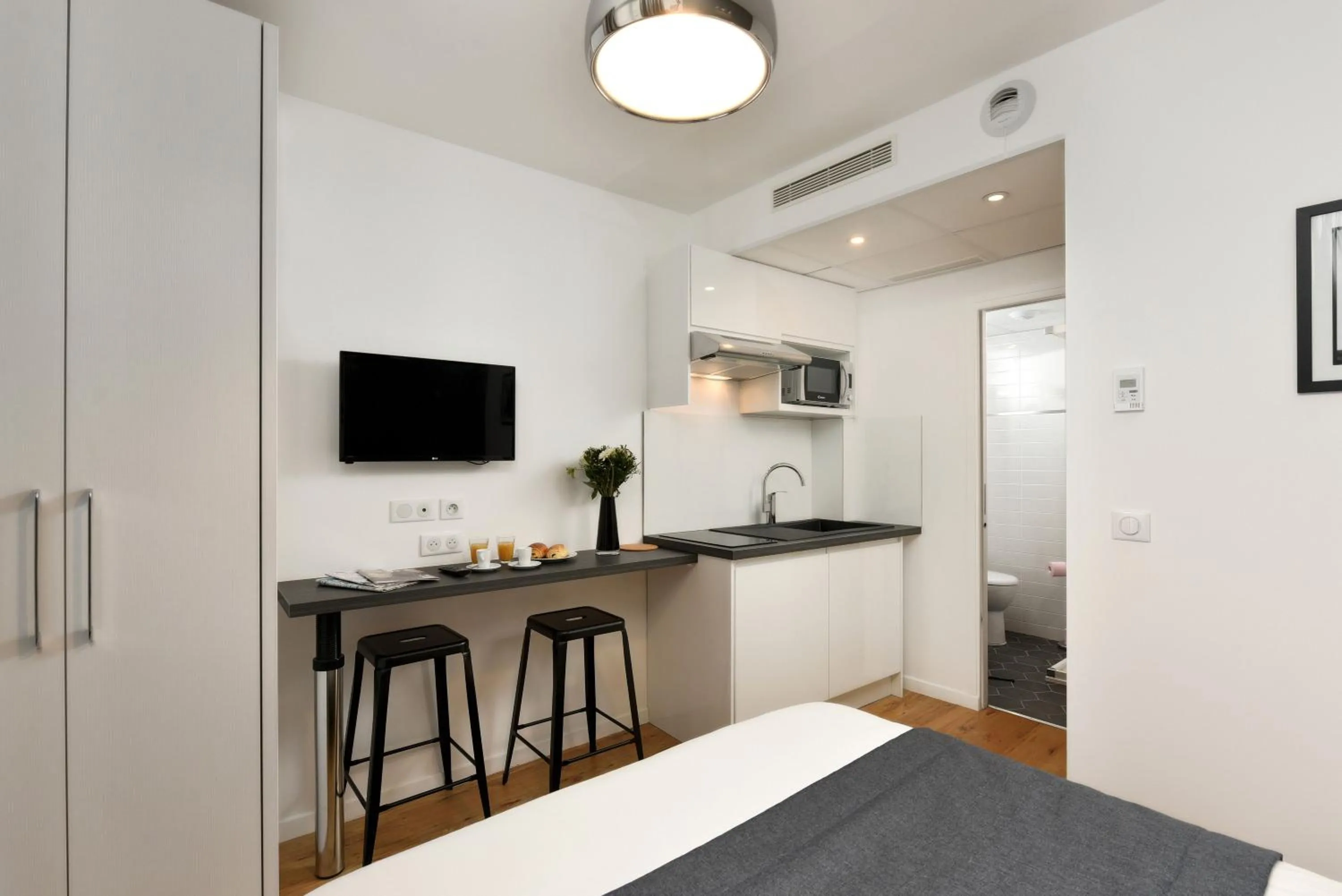 Kitchen or kitchenette, Bed in Hotel Résidence Montebello