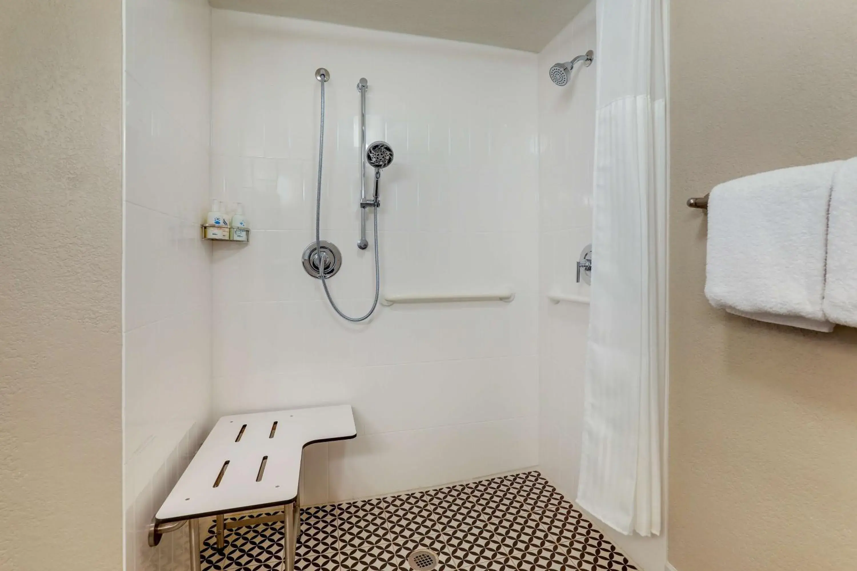 Mobility/Hearing Accessible Guestroom King Roll-In Shower in Sonesta Select Scottsdale at Mayo Clinic Campus Mobility/Hearing Accessible Guestroom King Roll-In Shower in Sonesta Select Scottsdale at Mayo Clinic Campus