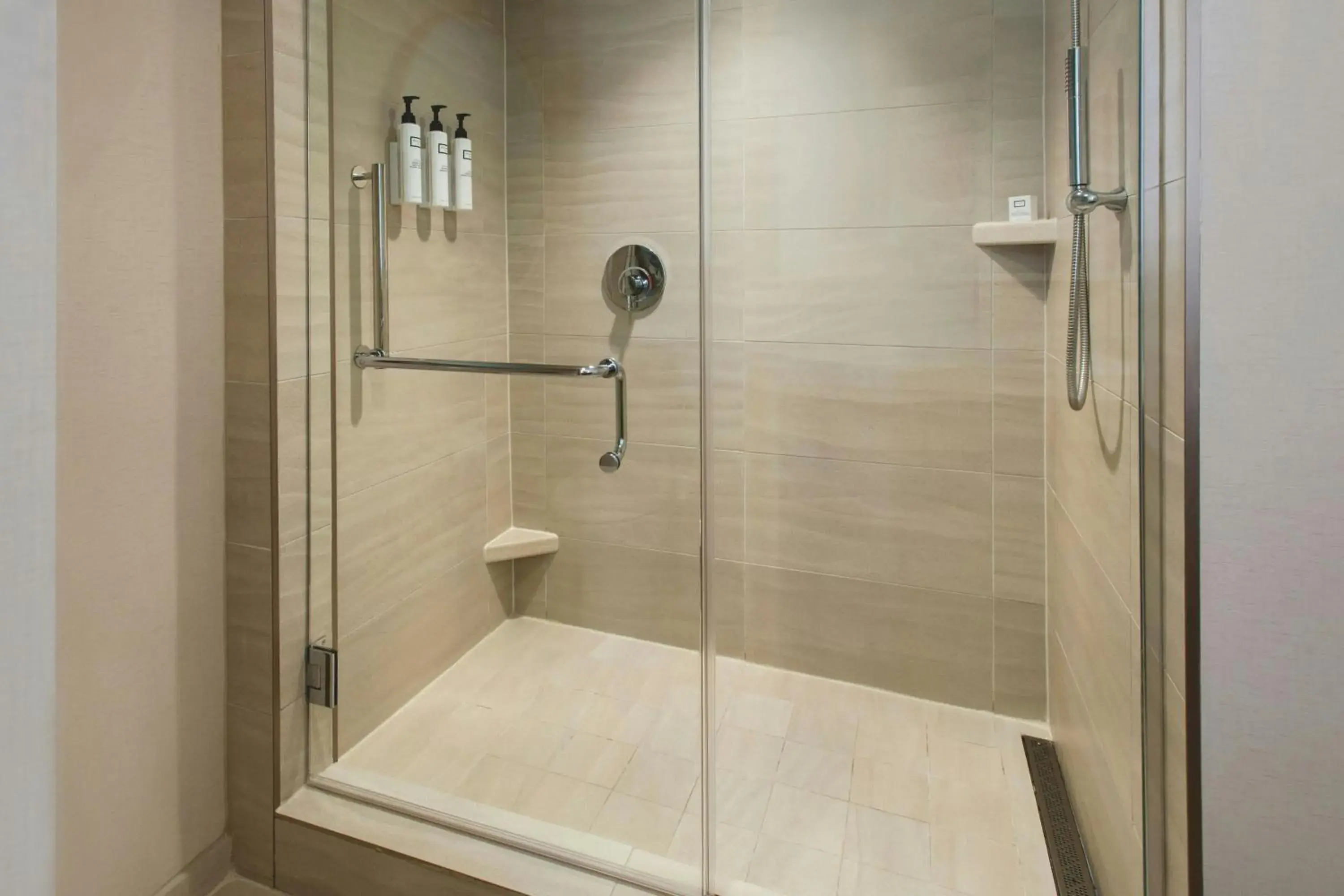 Queen Room with Water View in Newport Marriott Hotel & Spa Queen Room with Water View in Newport Marriott Hotel & Spa