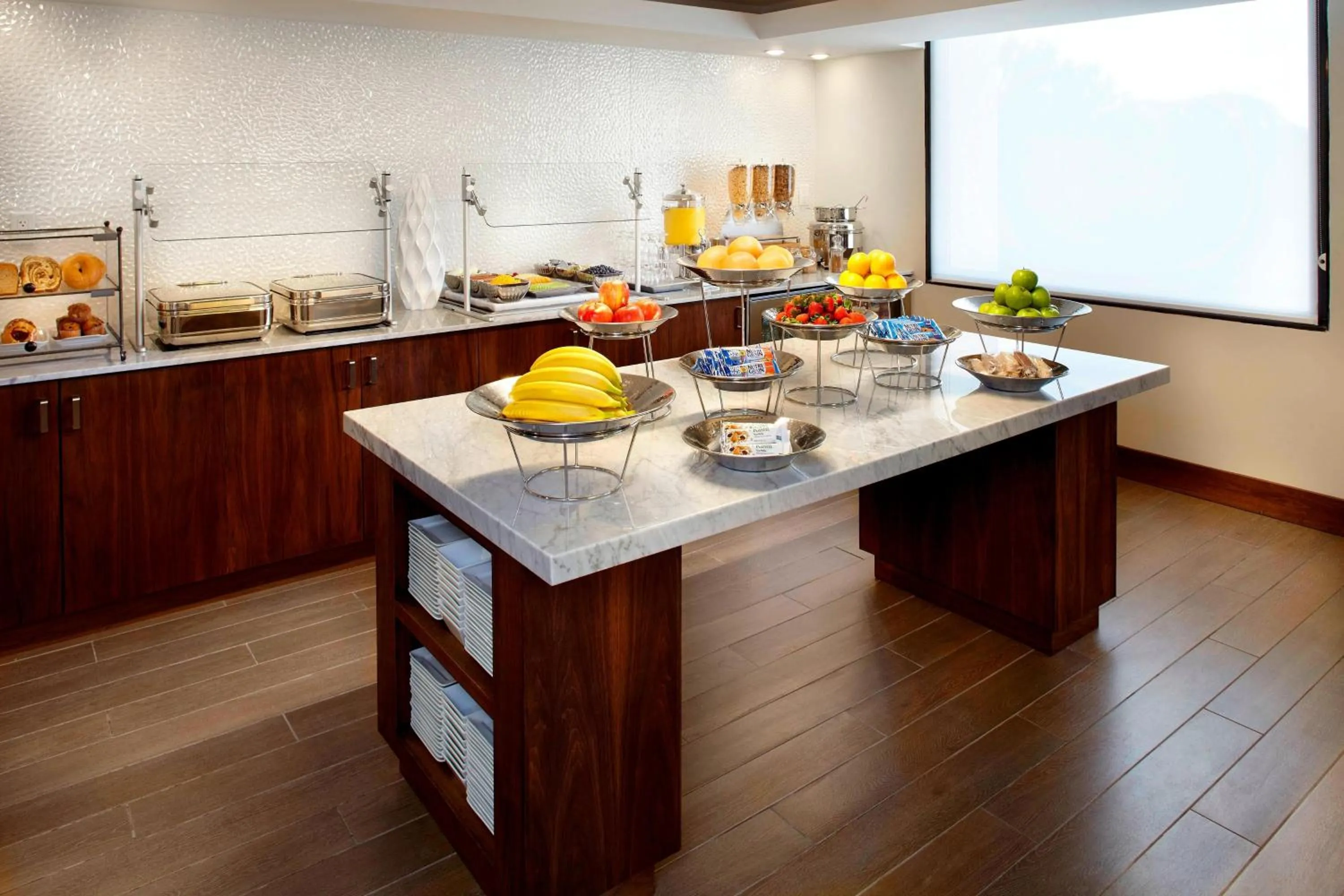 Lounge or bar in Raleigh Marriott Crabtree Valley