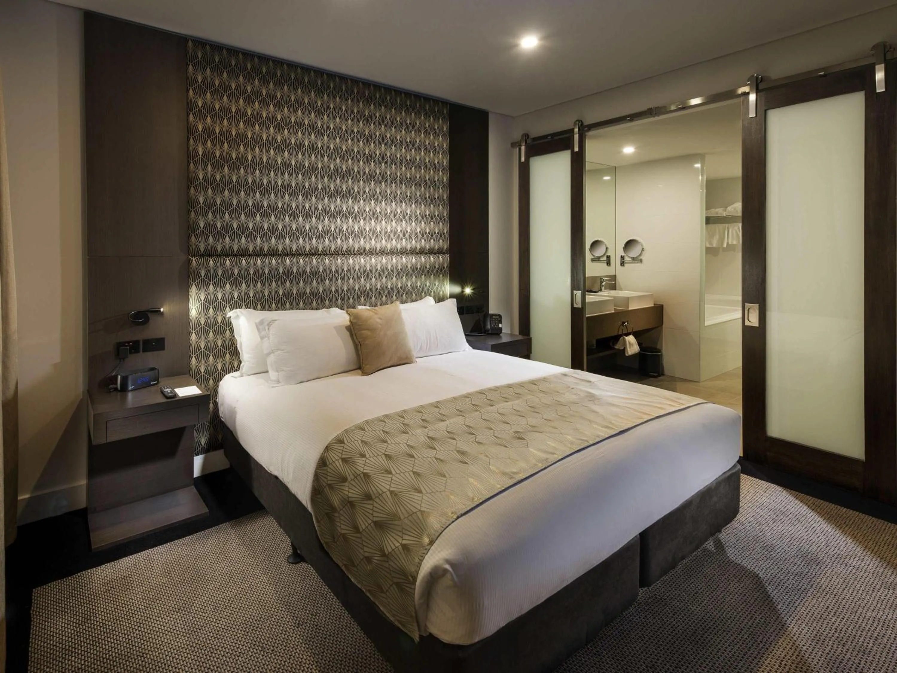 Bedroom, Bed in Pullman Brisbane Airport
