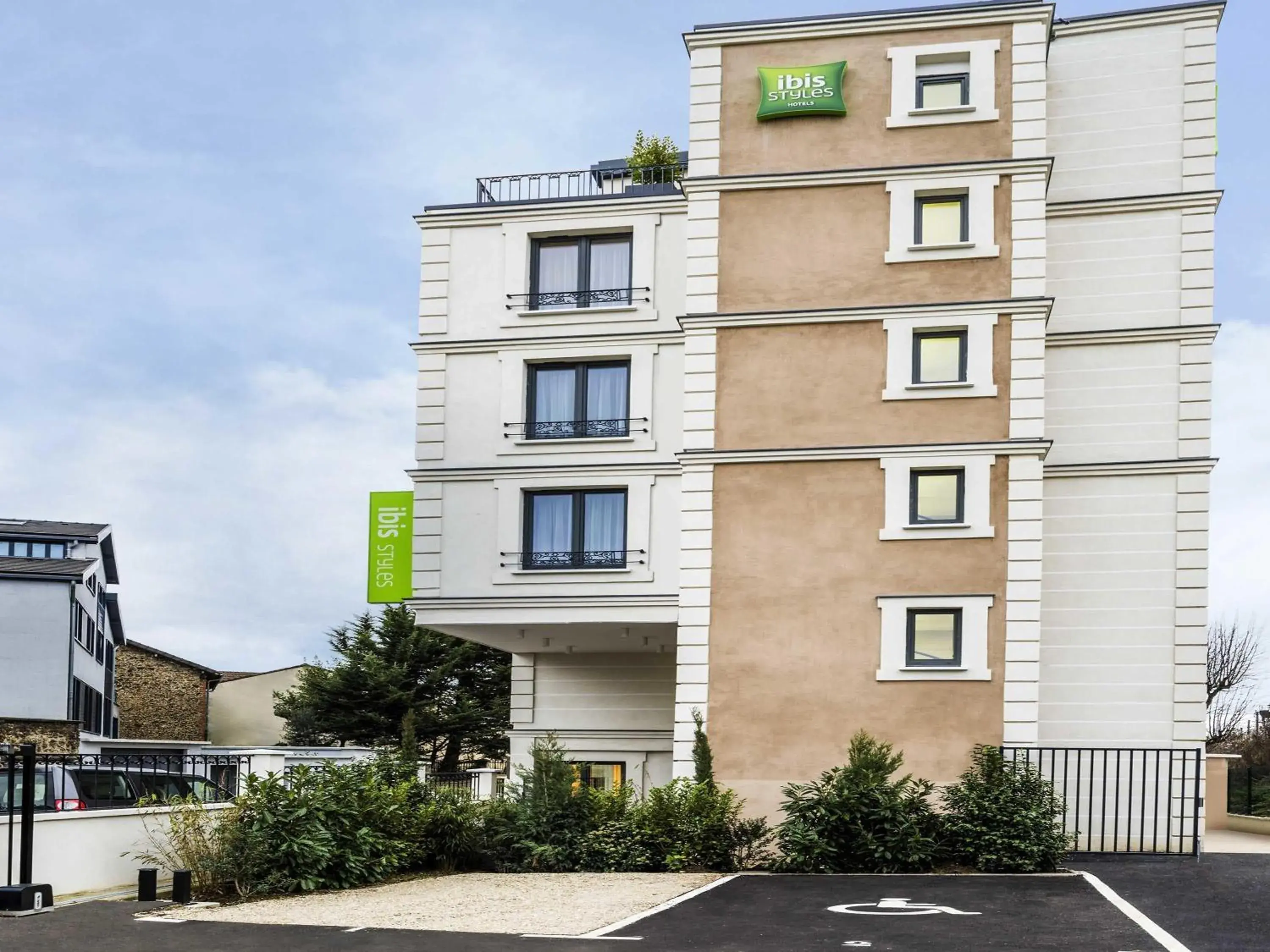 Property building in ibis Styles Clamart Gare Grand Paris Property building in ibis Styles Clamart Gare Grand Paris