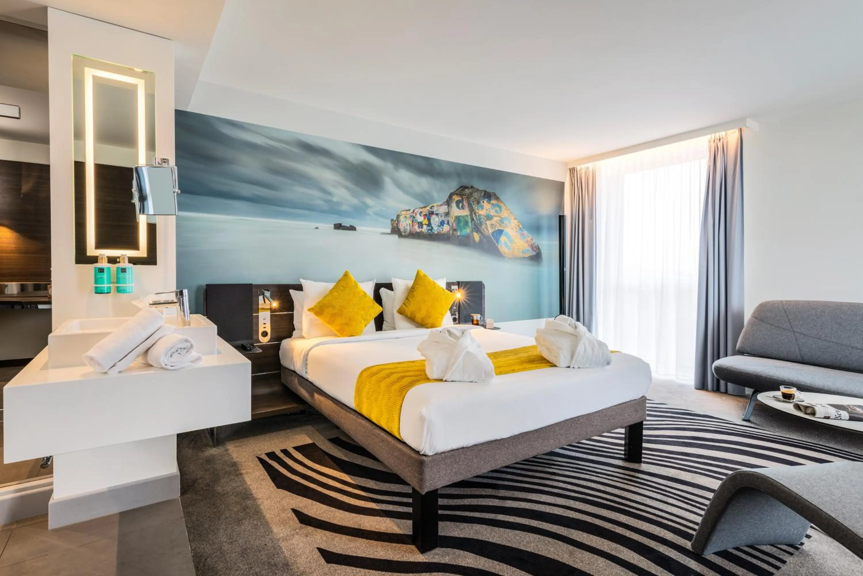 Bedroom, Bed in Novotel Paris Coeur d'Orly Airport