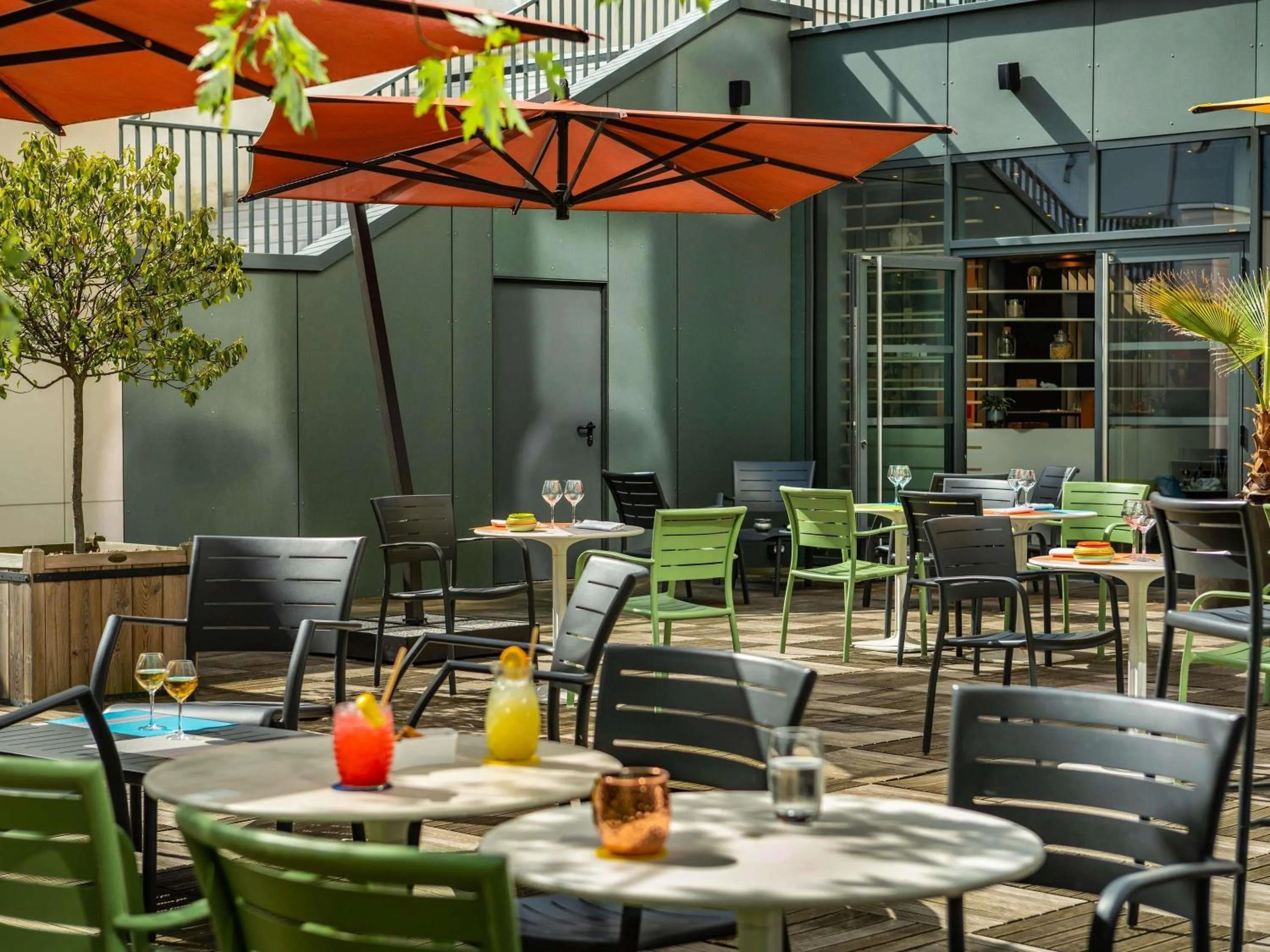 Lounge or bar in Novotel Paris Coeur d'Orly Airport