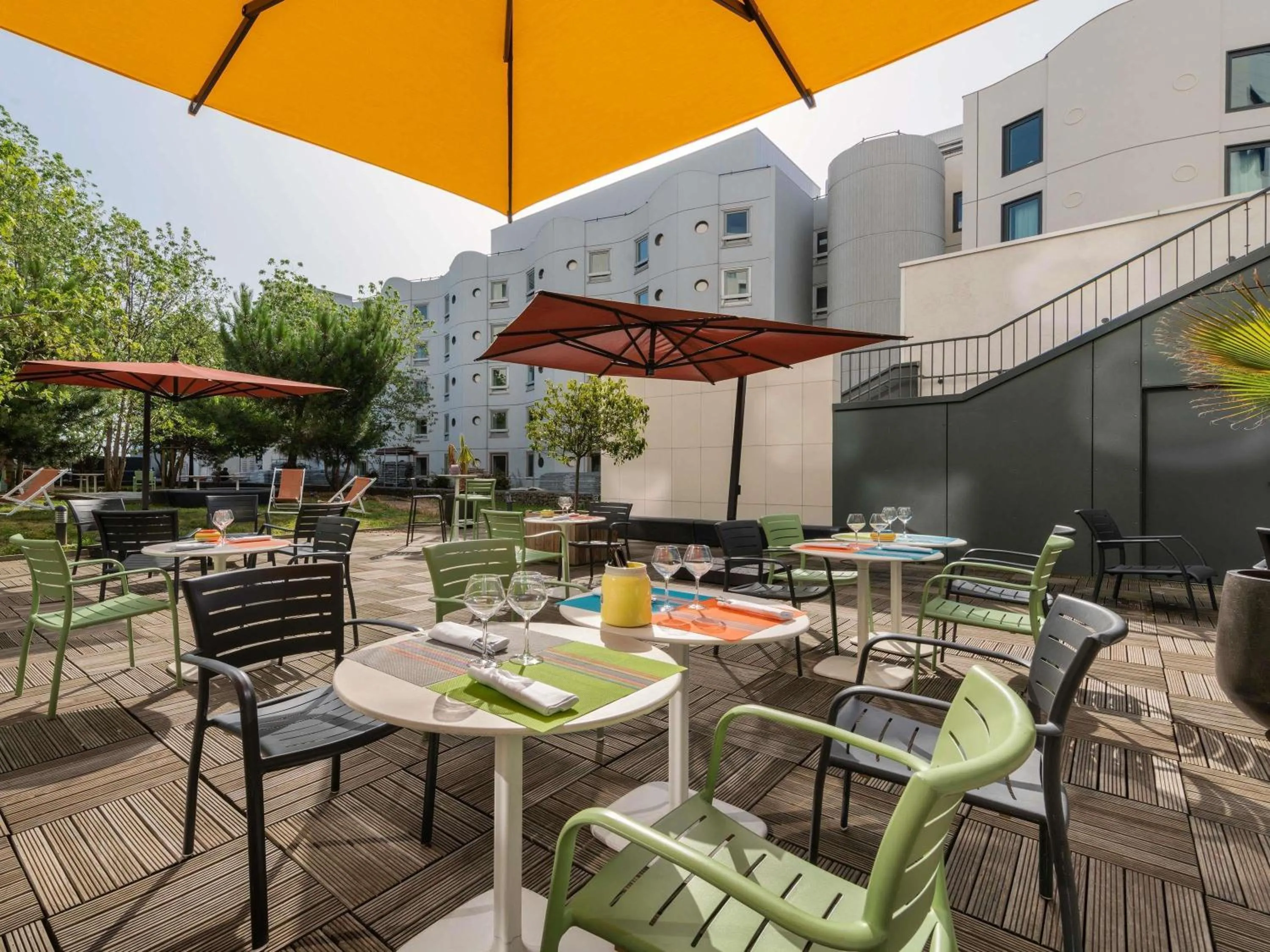 Lounge or bar in Novotel Paris Coeur d'Orly Airport