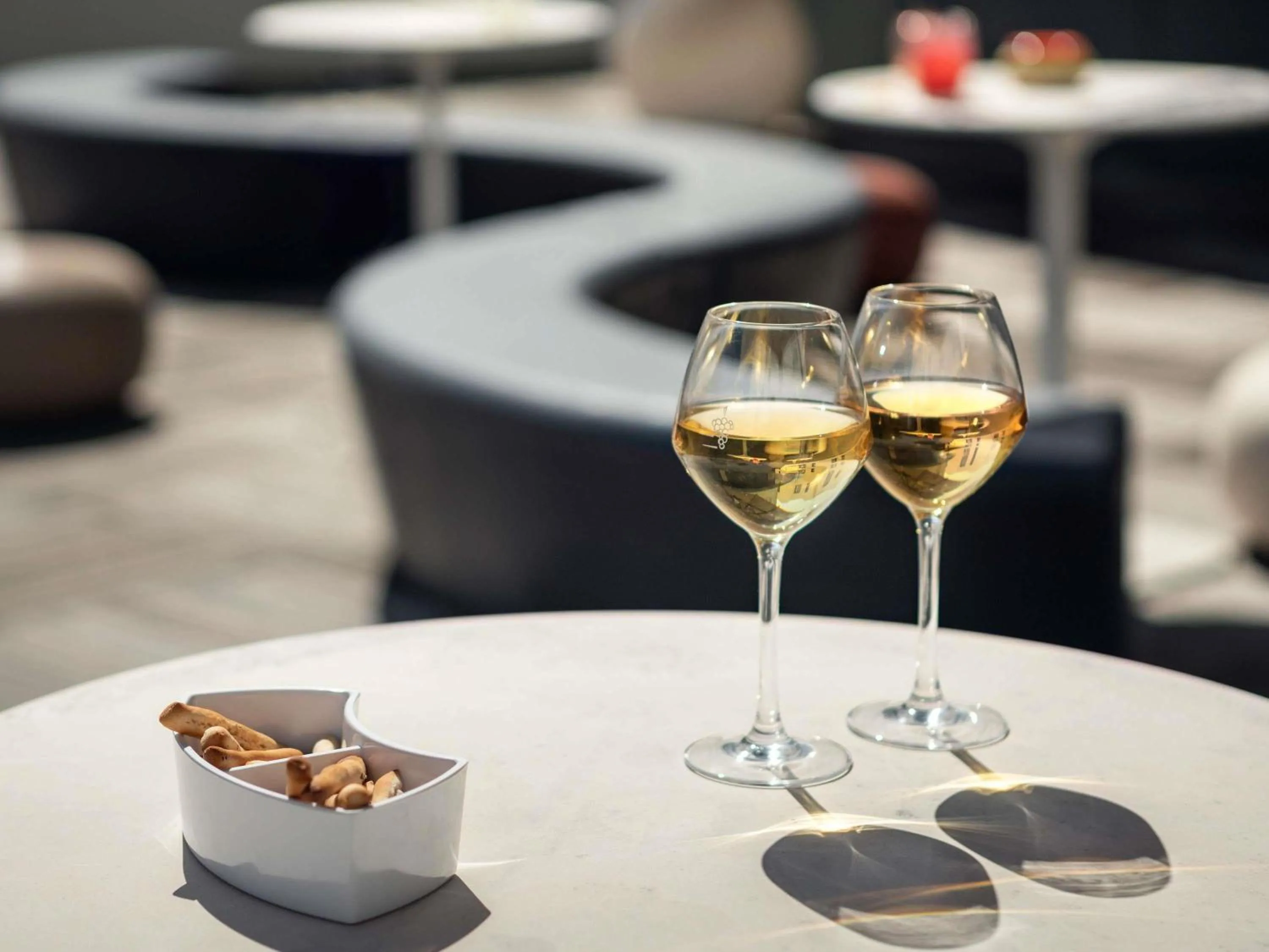 Lounge or bar in Novotel Paris Coeur d'Orly Airport