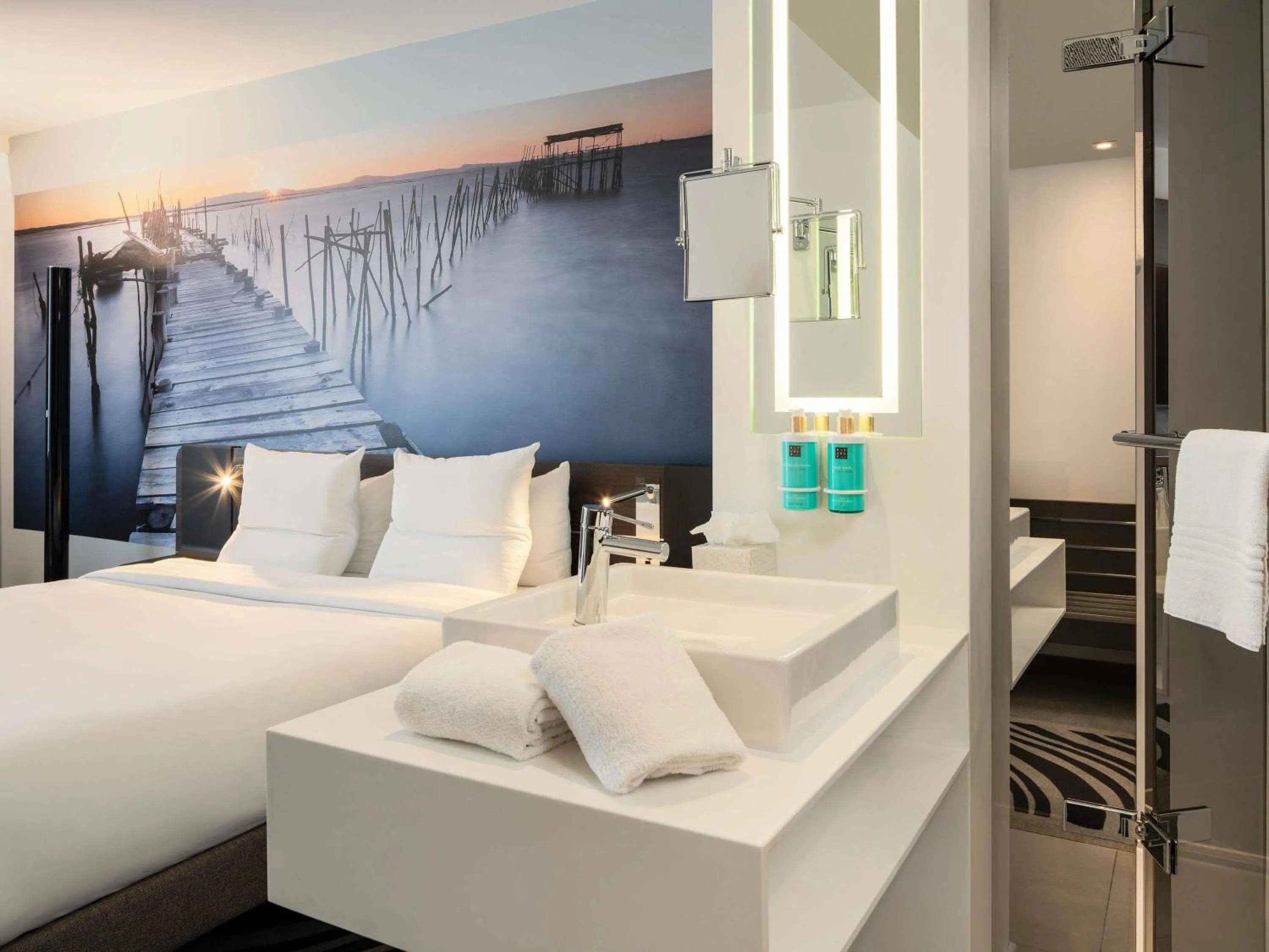 Bedroom, Bed in Novotel Paris Coeur d'Orly Airport