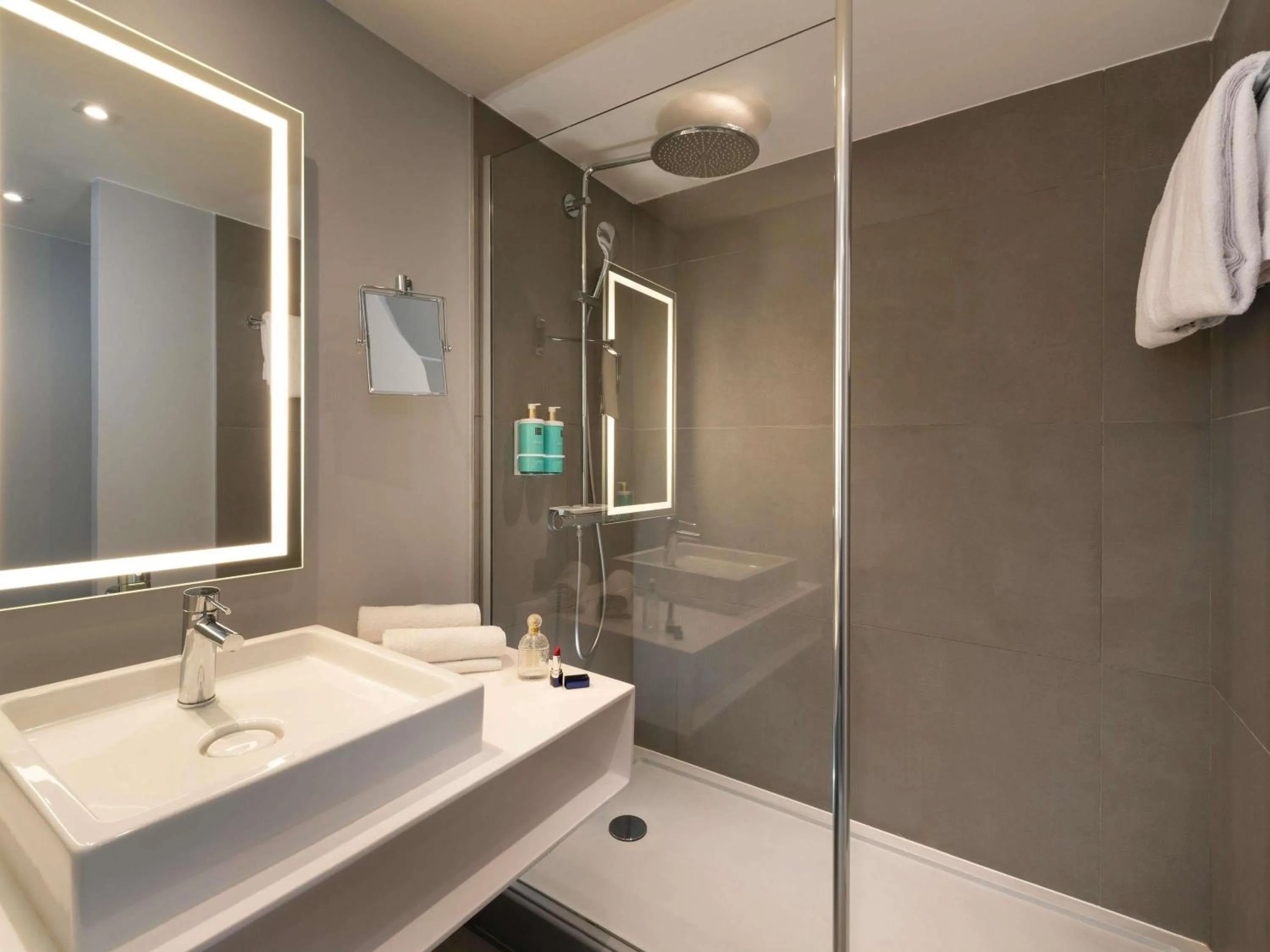 Bedroom in Novotel Paris Coeur d'Orly Airport