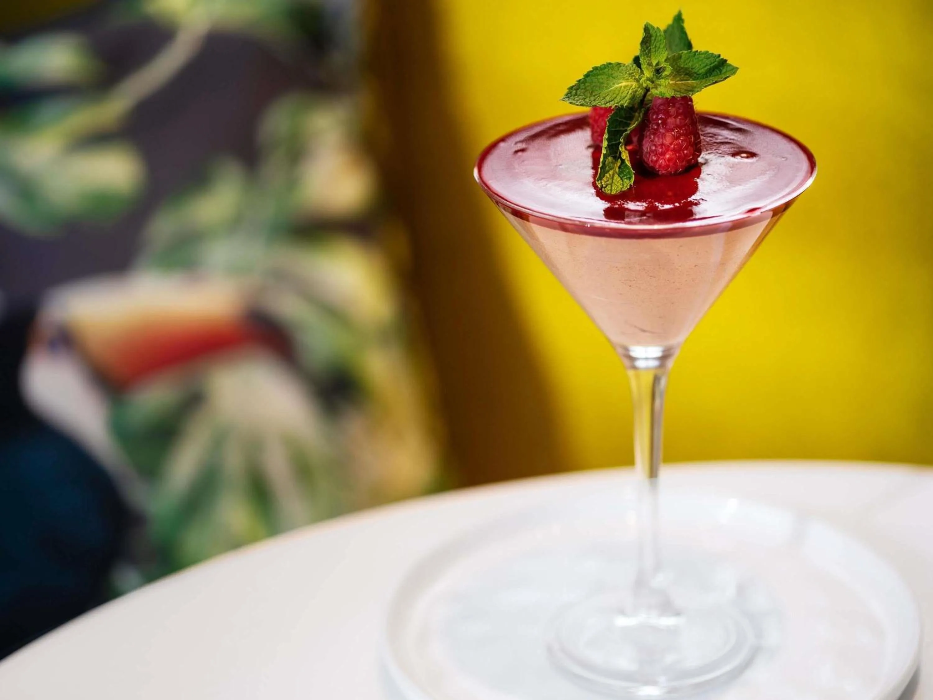 Lounge or bar in Novotel Paris Coeur d'Orly Airport