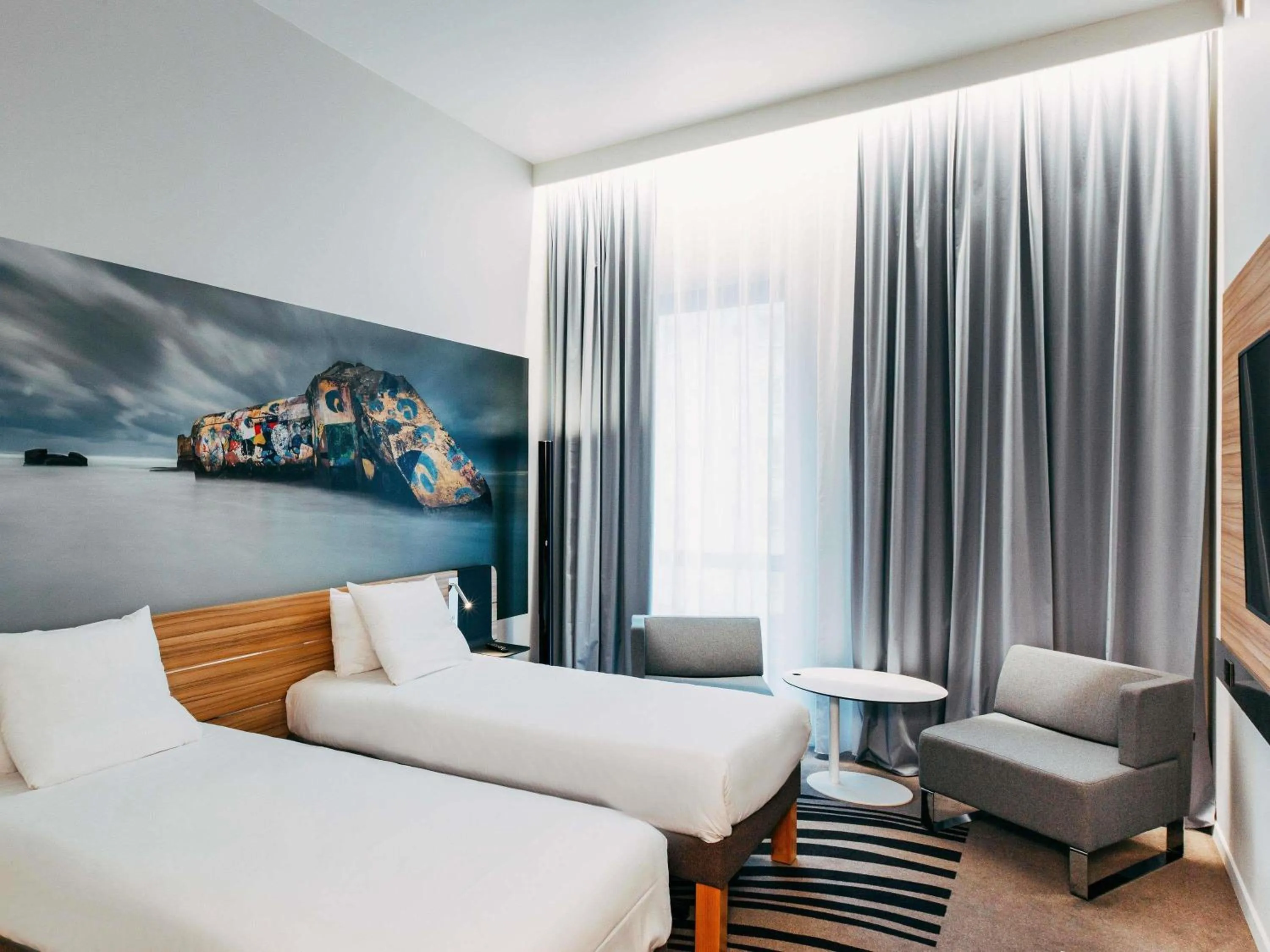 Bedroom, Bed in Novotel Paris Coeur d'Orly Airport