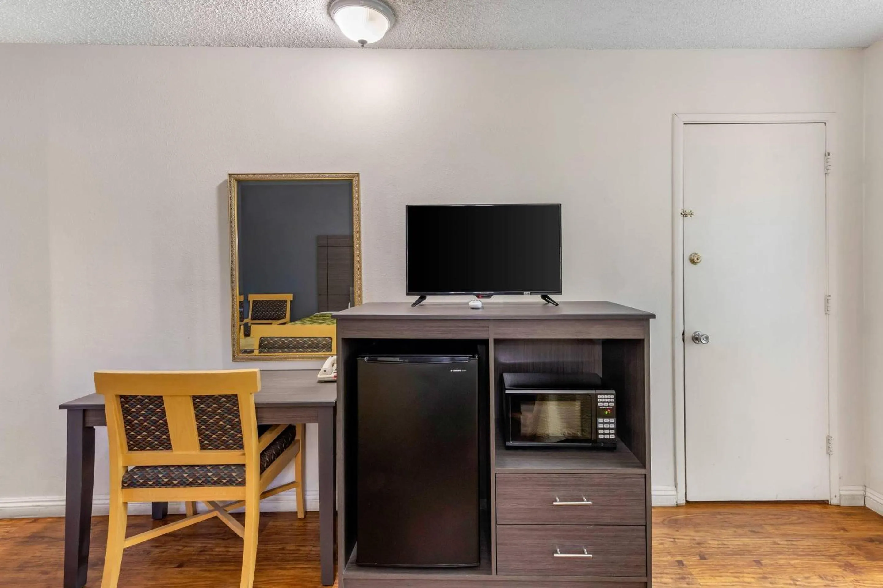 Bedroom in Econo Lodge On Historic Route 66