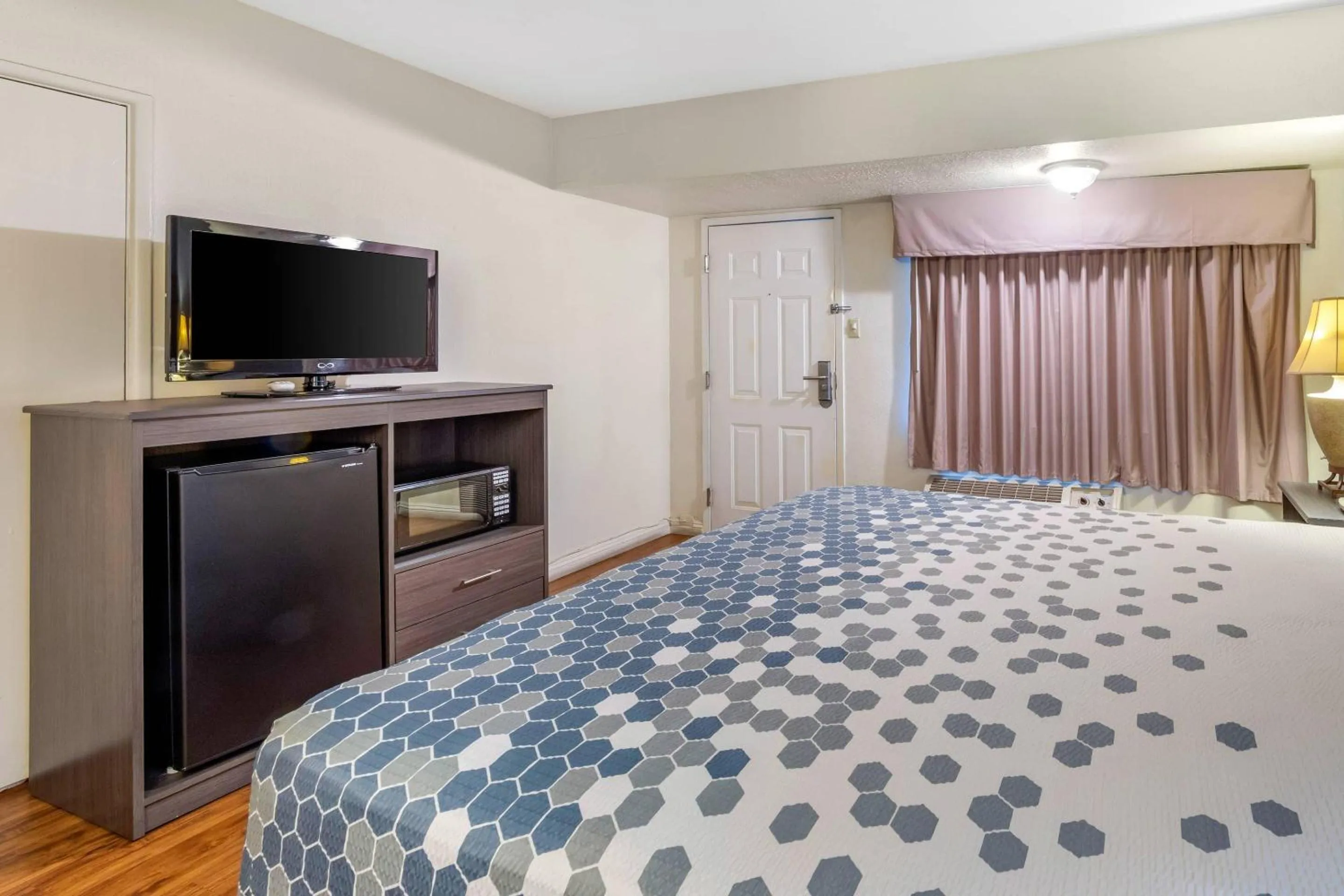 Bedroom in Econo Lodge On Historic Route 66