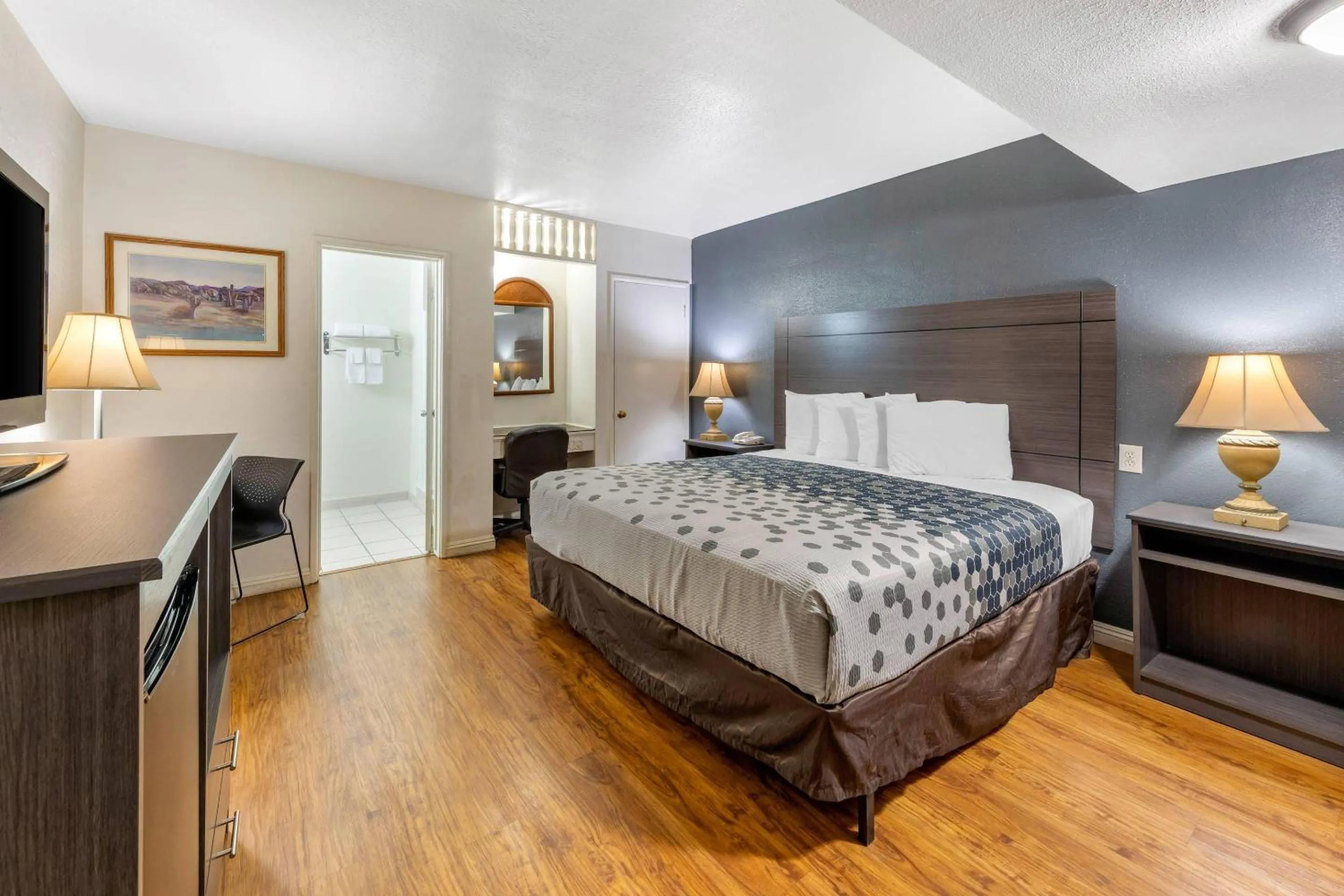 Bedroom in Econo Lodge On Historic Route 66
