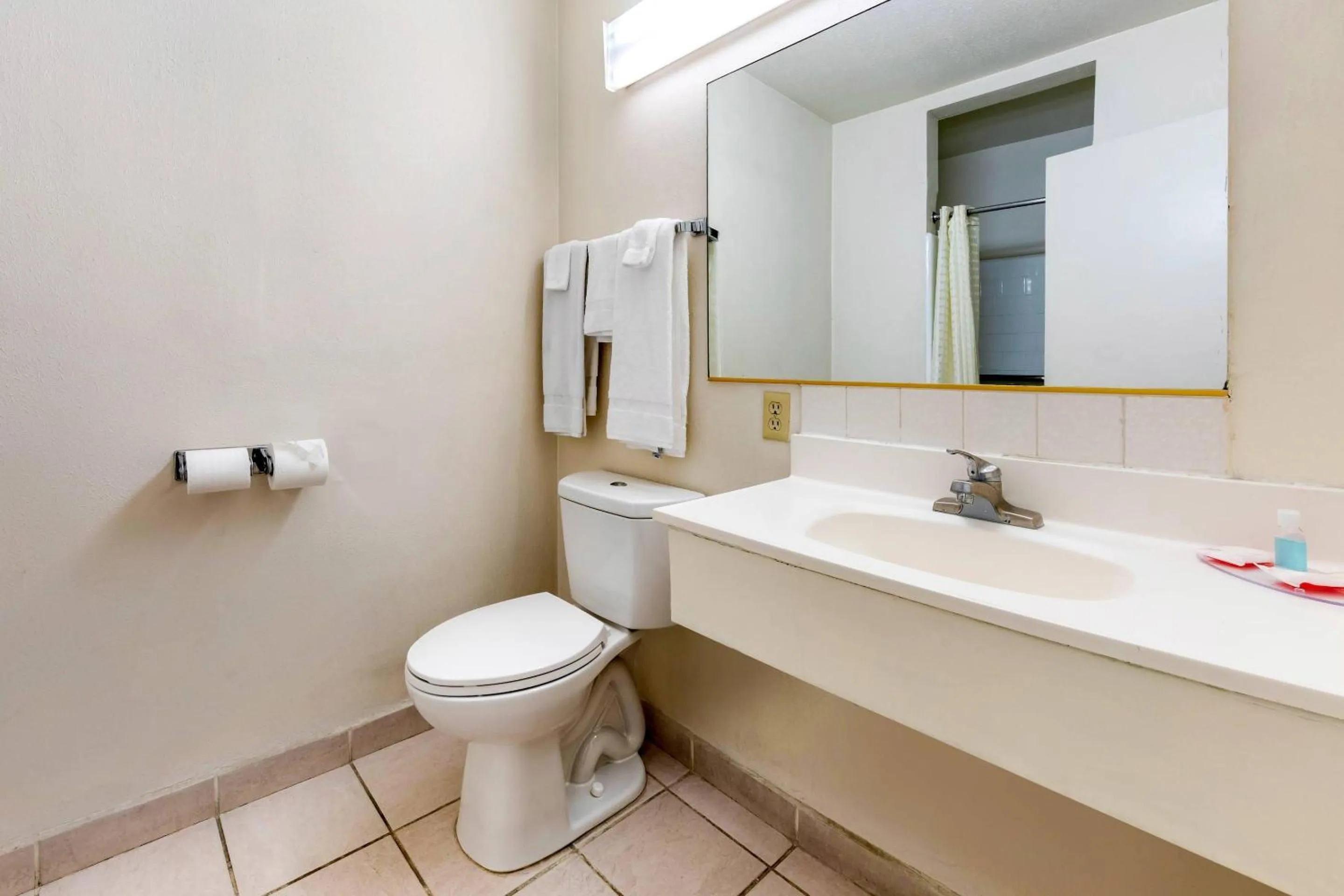 Bedroom in Econo Lodge On Historic Route 66