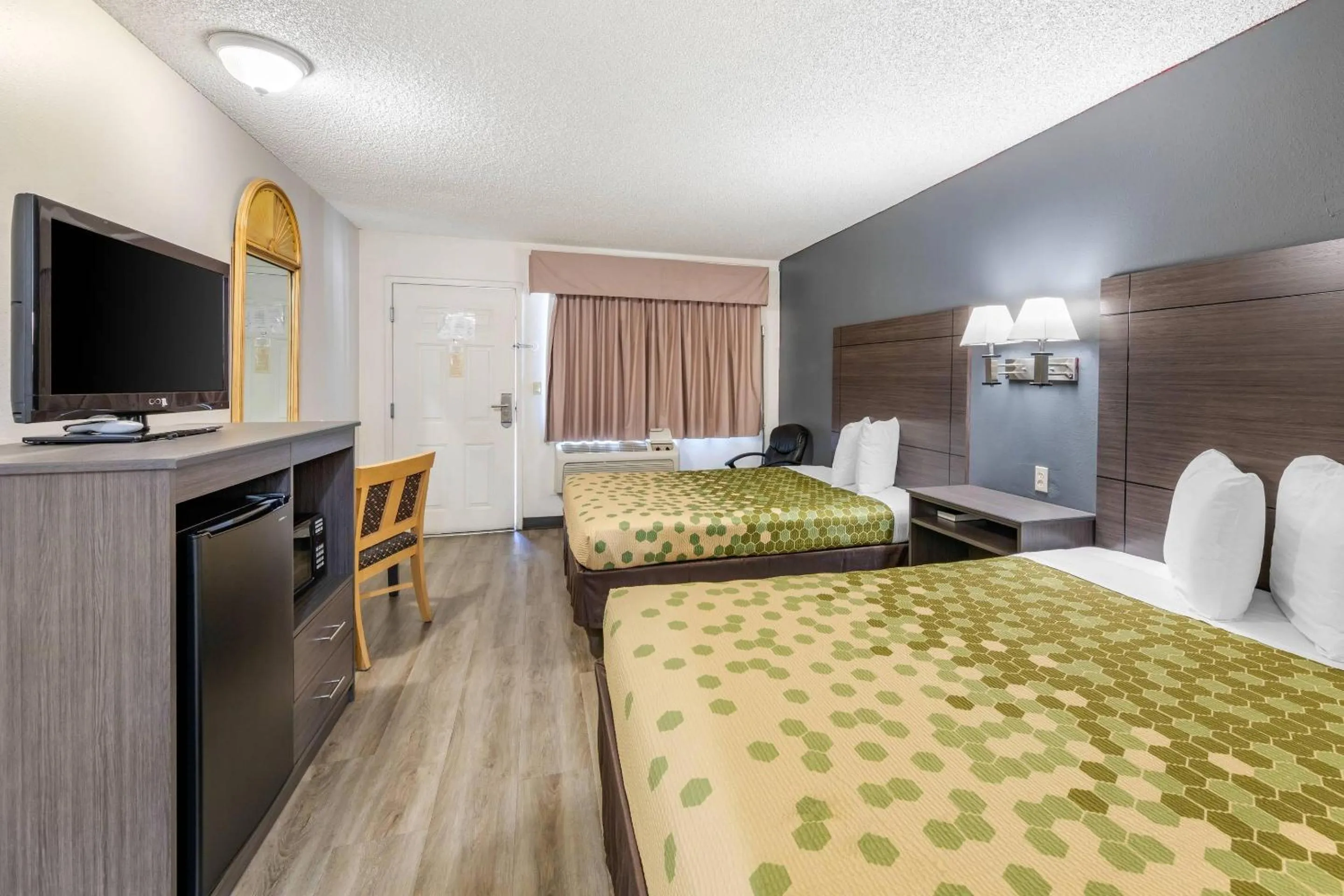 Bedroom in Econo Lodge On Historic Route 66