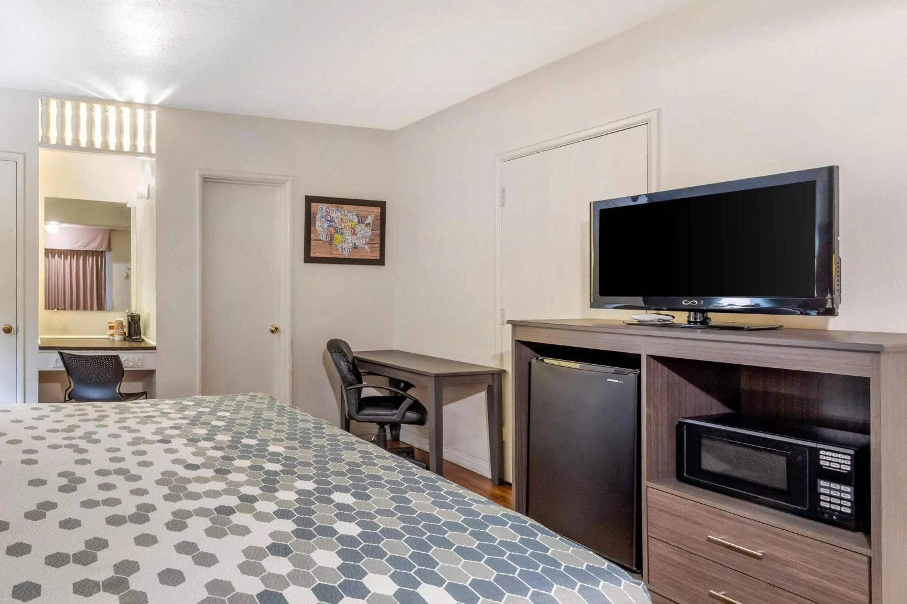 Bedroom in Econo Lodge On Historic Route 66