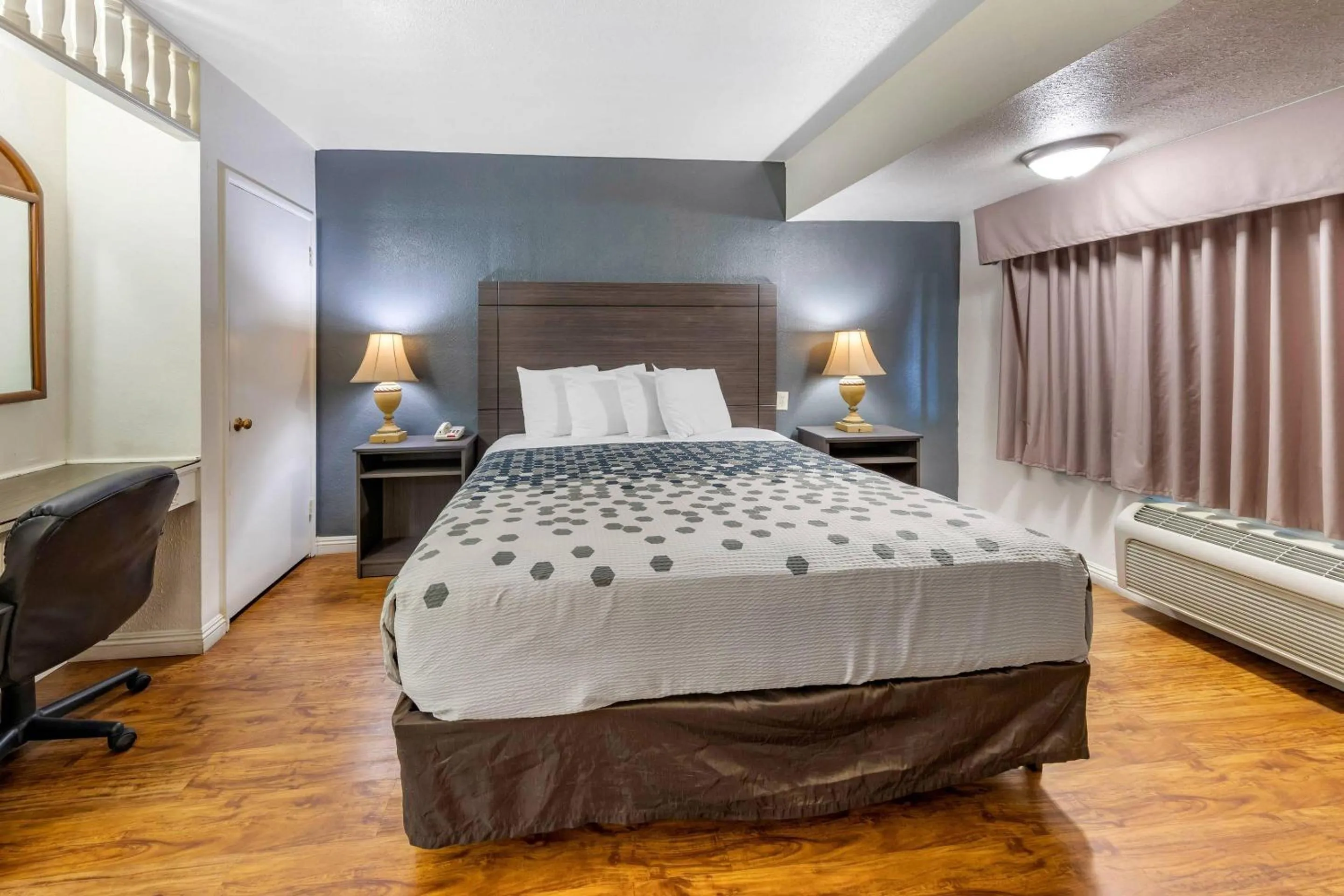 Bedroom in Econo Lodge On Historic Route 66