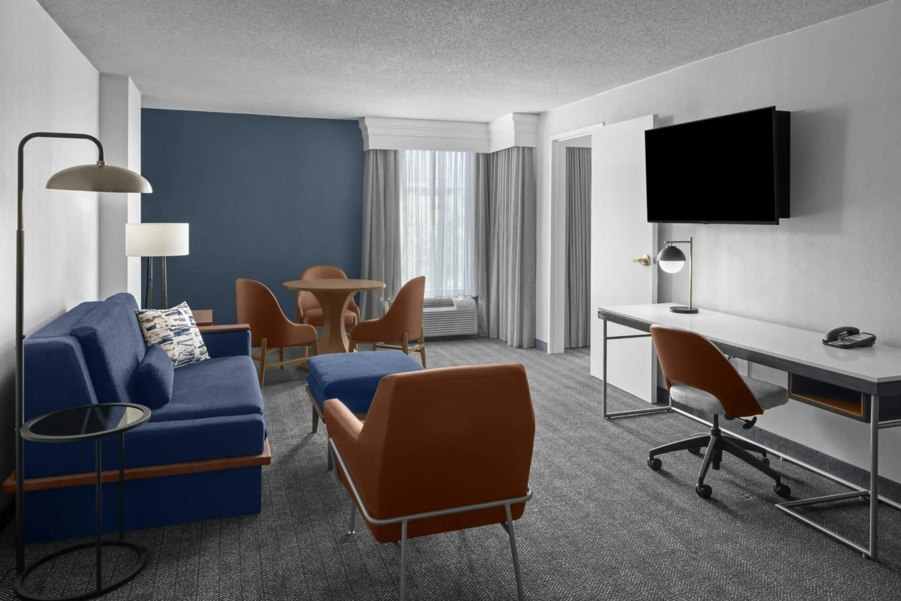 Living room in Courtyard by Marriott Atlanta Buckhead