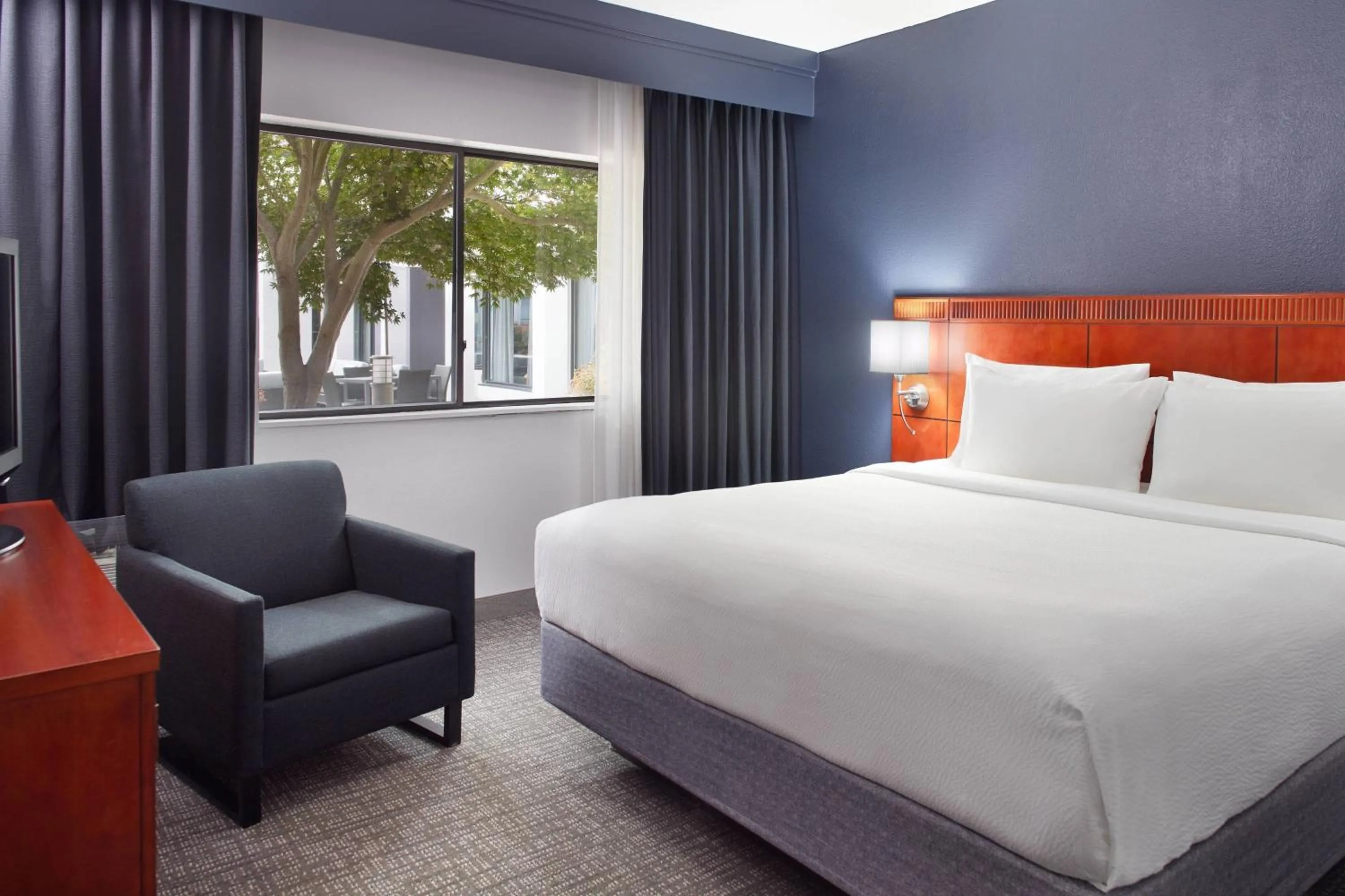 Bedroom, Bed in Courtyard by Marriott Raleigh Midtown