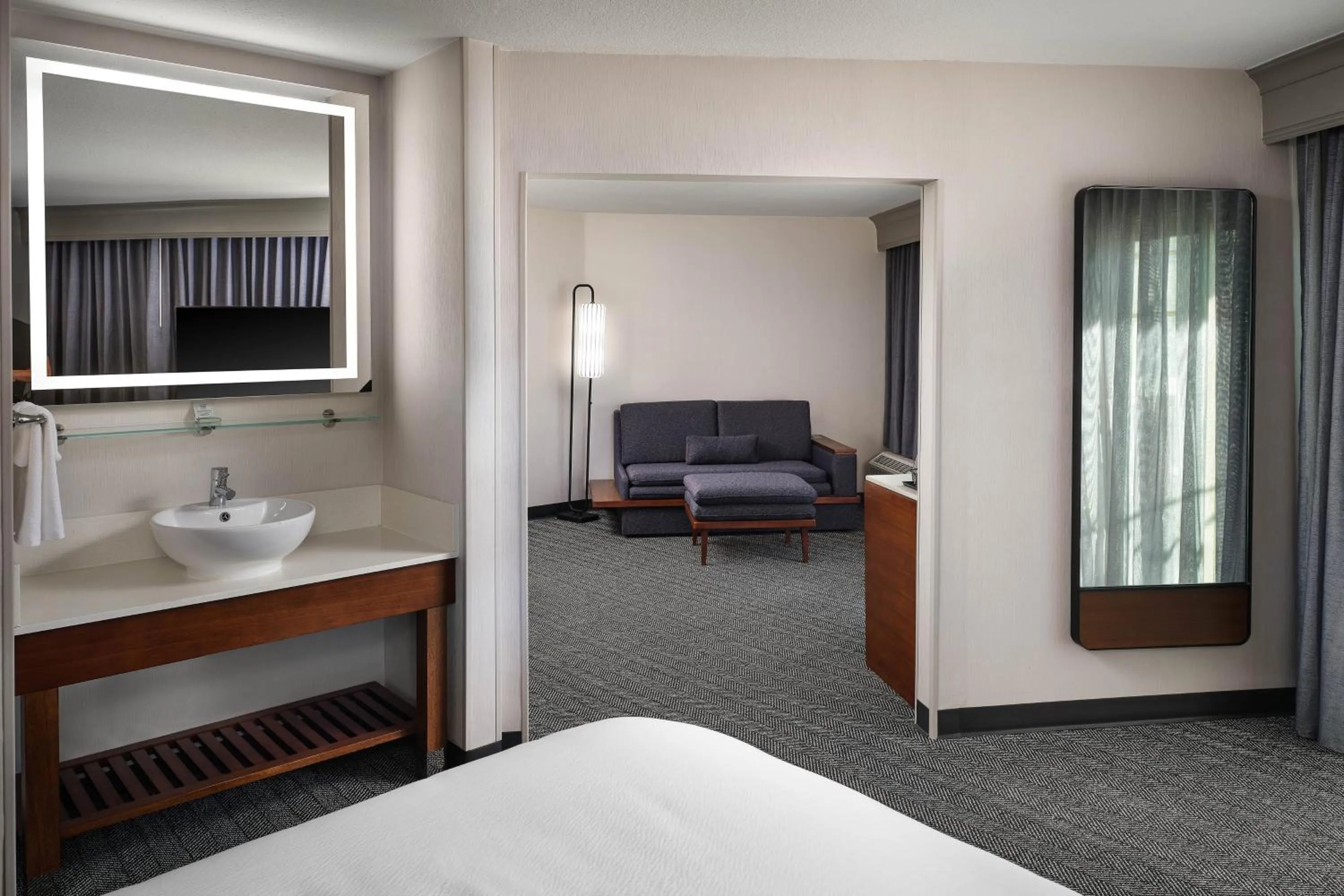 Bedroom, Bed in Courtyard Los Angeles Century City/Beverly Hills