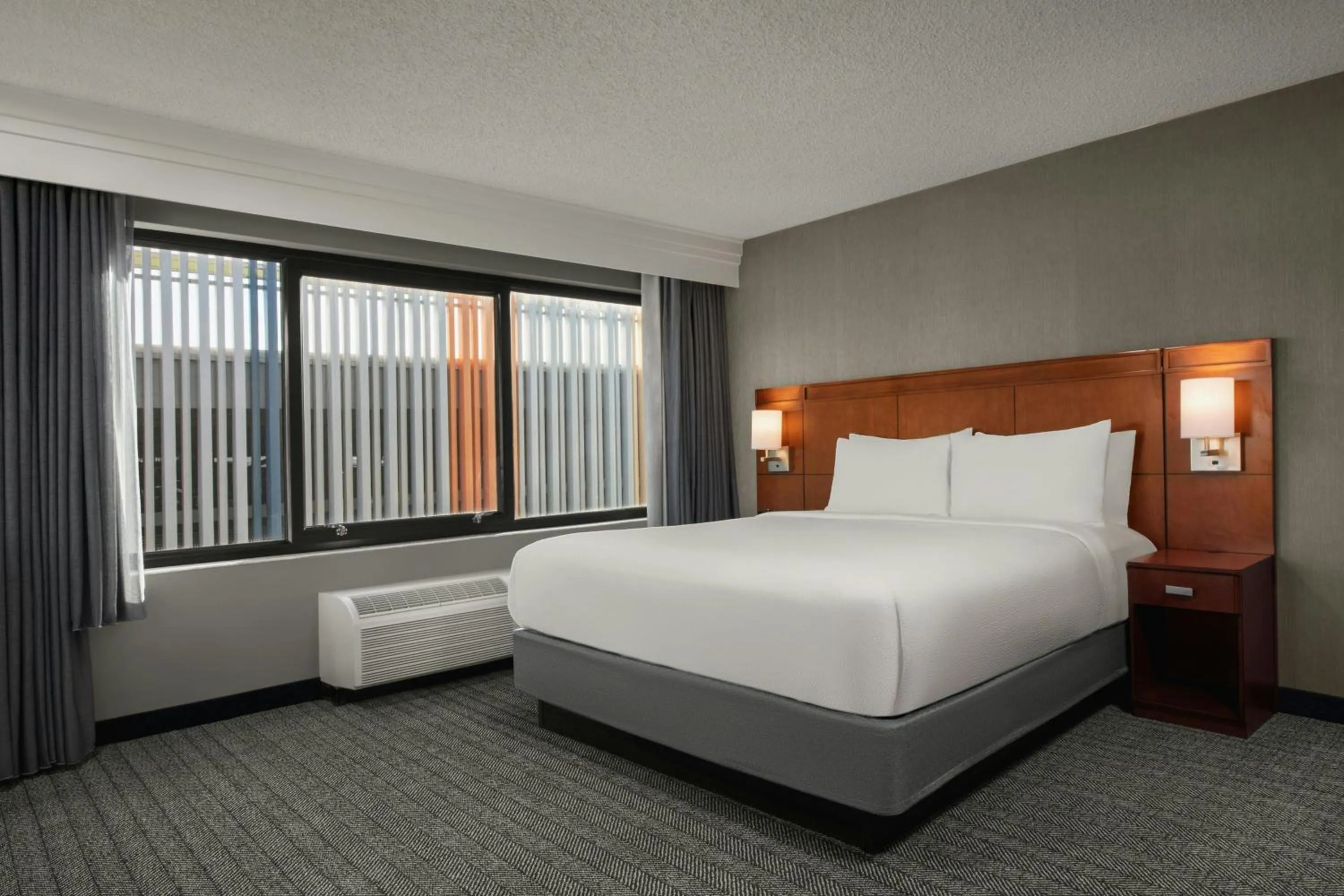 Photo of the whole room, Bed in Courtyard by Marriott Fishermans Wharf