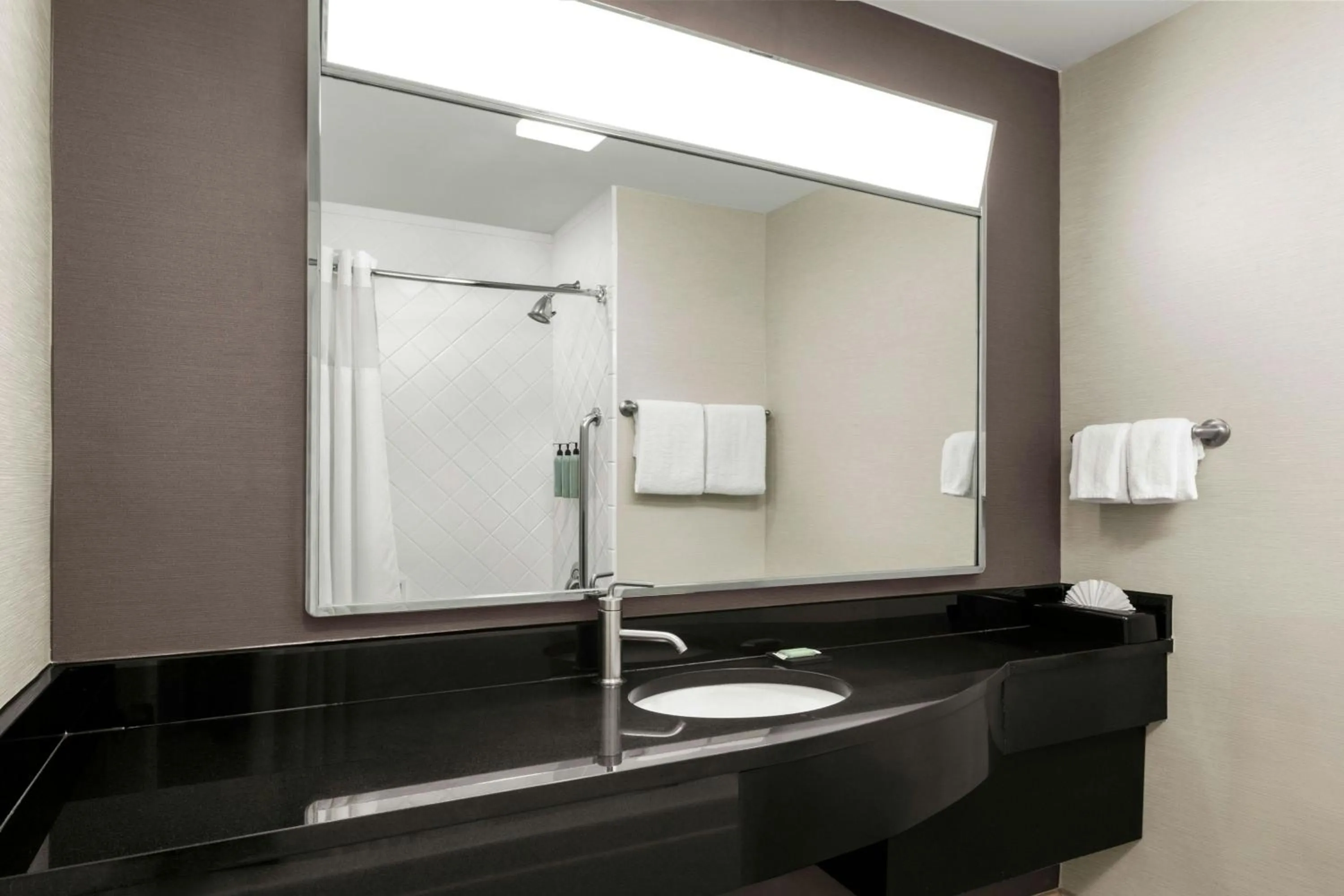 Bathroom in Courtyard by Marriott Fishermans Wharf