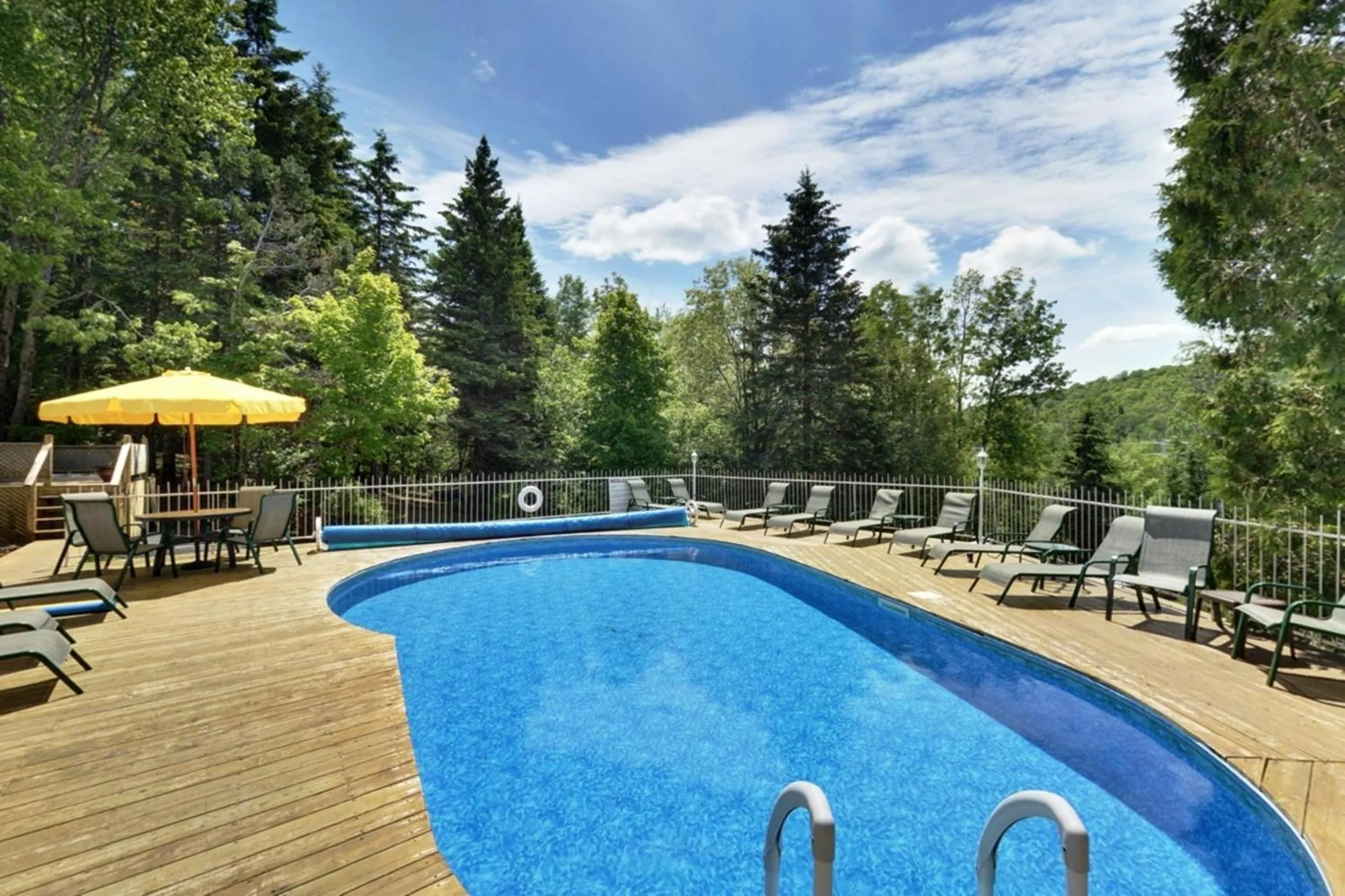 Swimming pool in Auberge Hotel Spa Watel