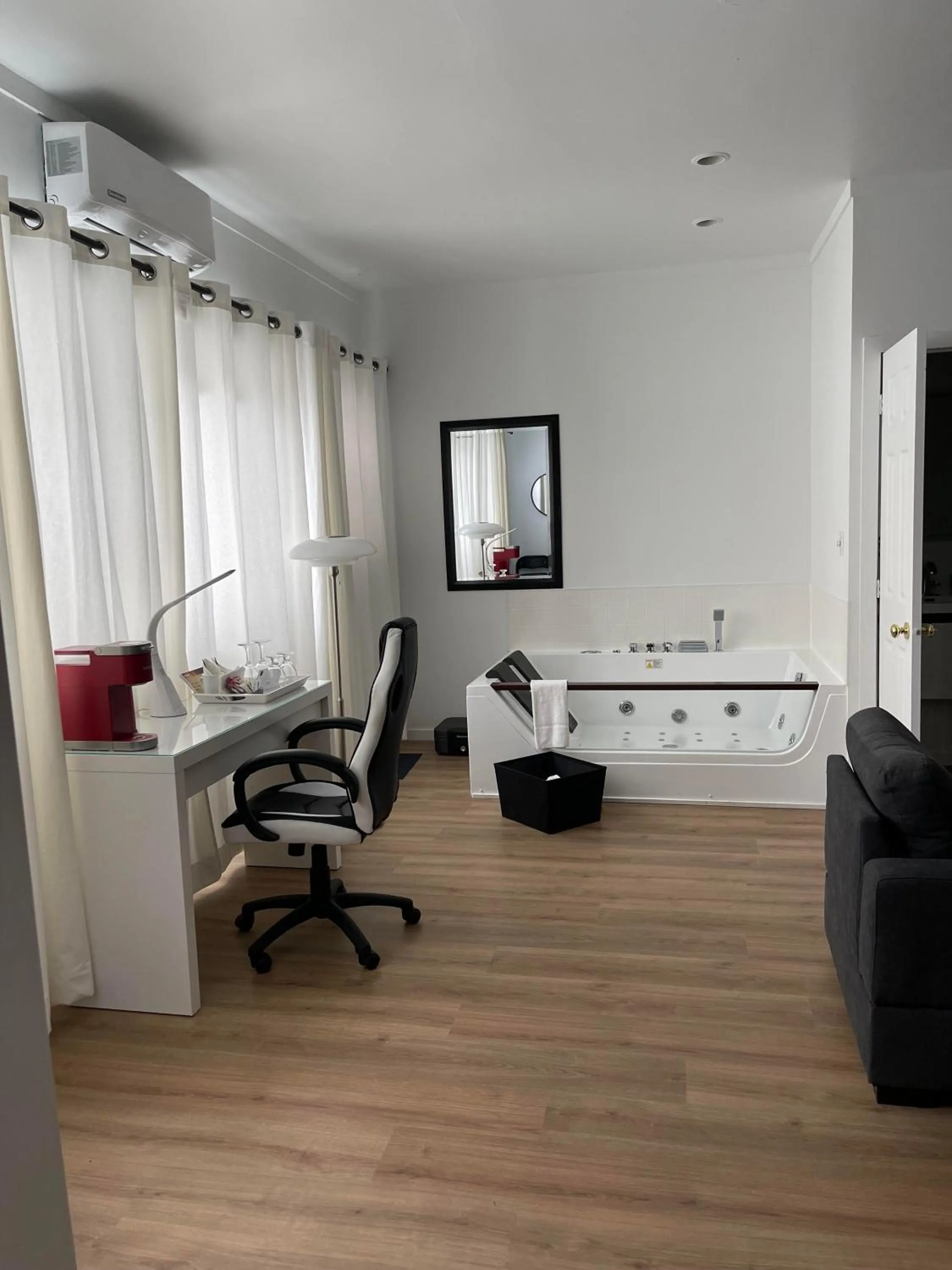 Hot Tub in Auberge Hotel Spa Watel