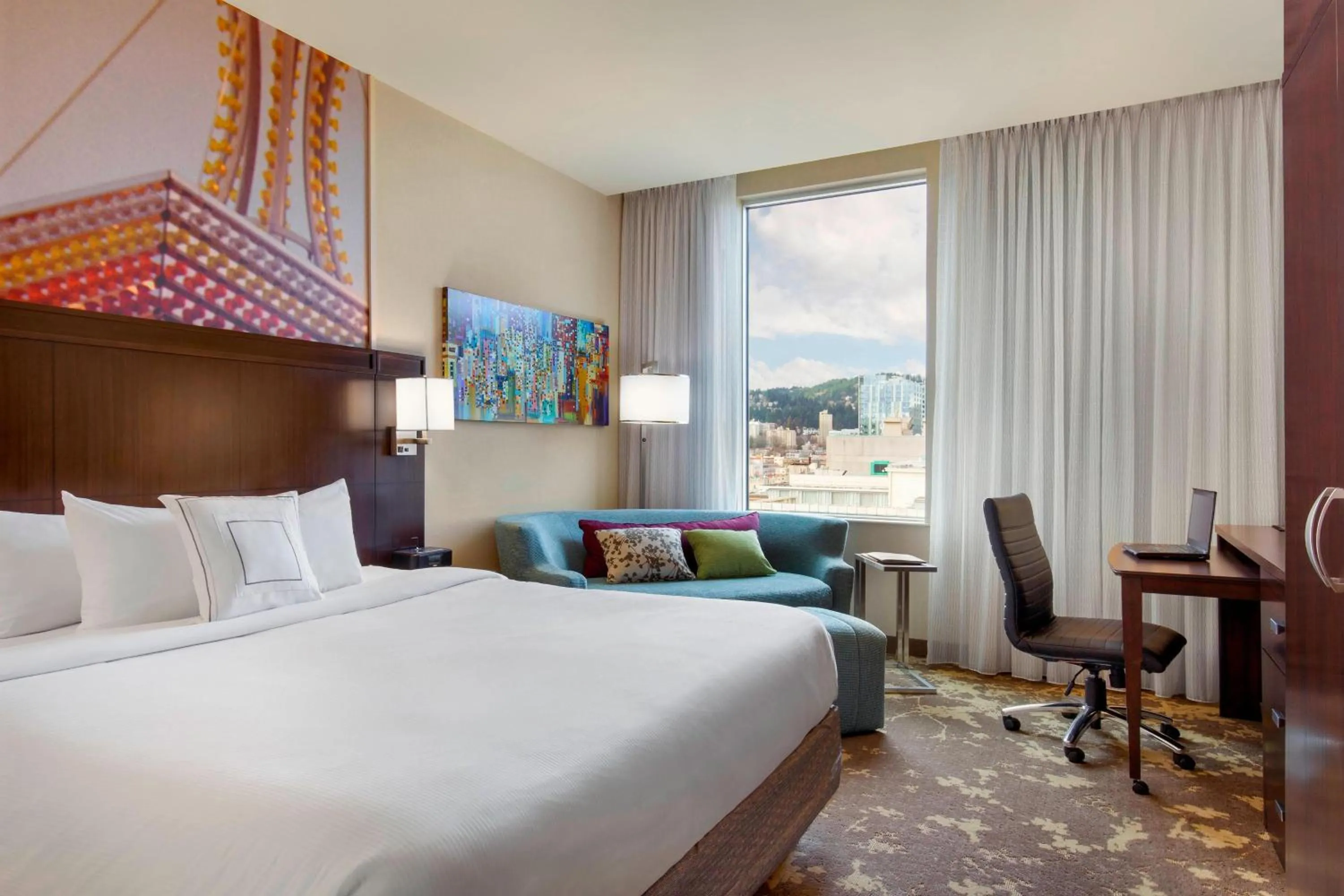 Photo of the whole room, Bed in Courtyard by Marriott Portland City Center