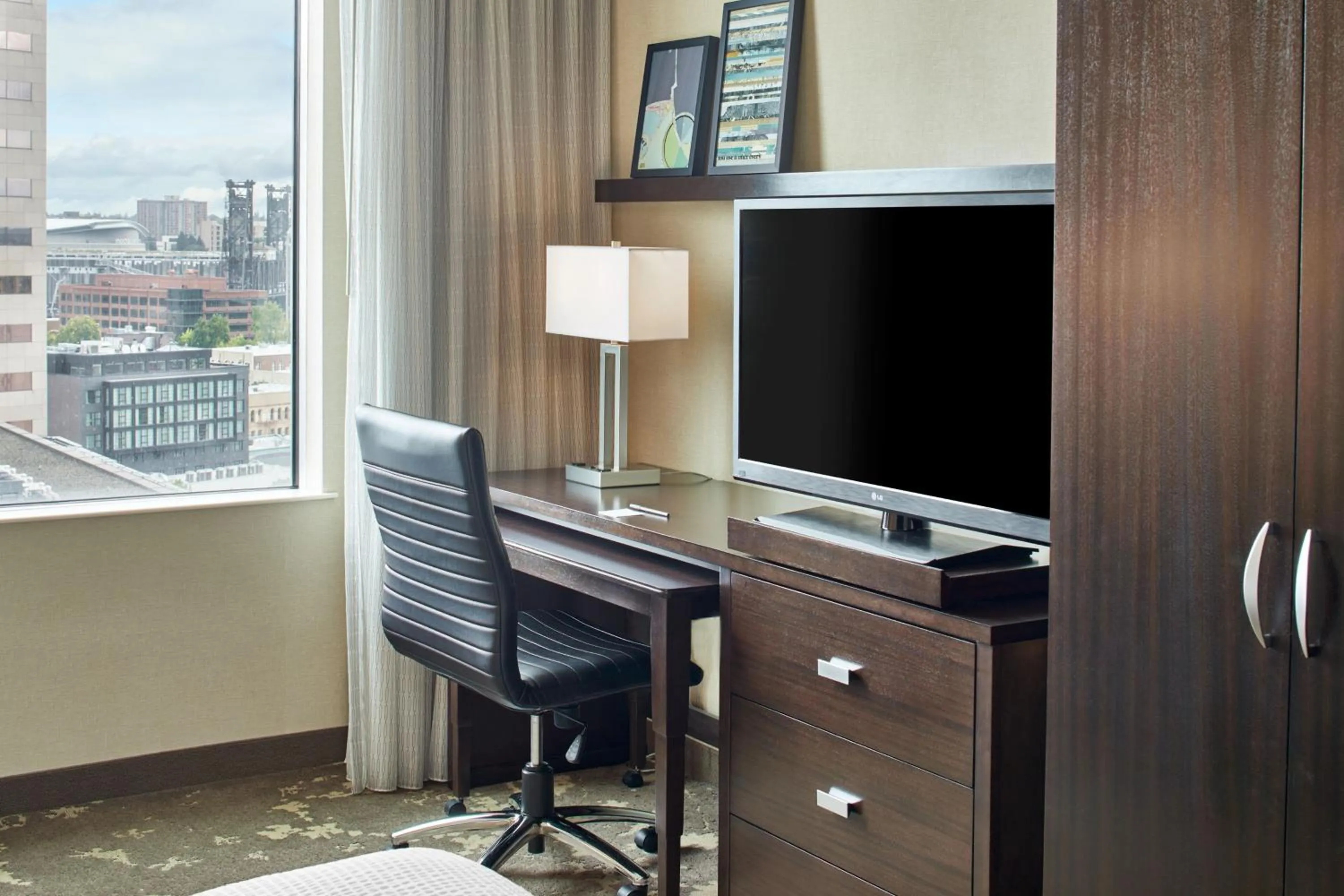 Photo of the whole room in Courtyard by Marriott Portland City Center