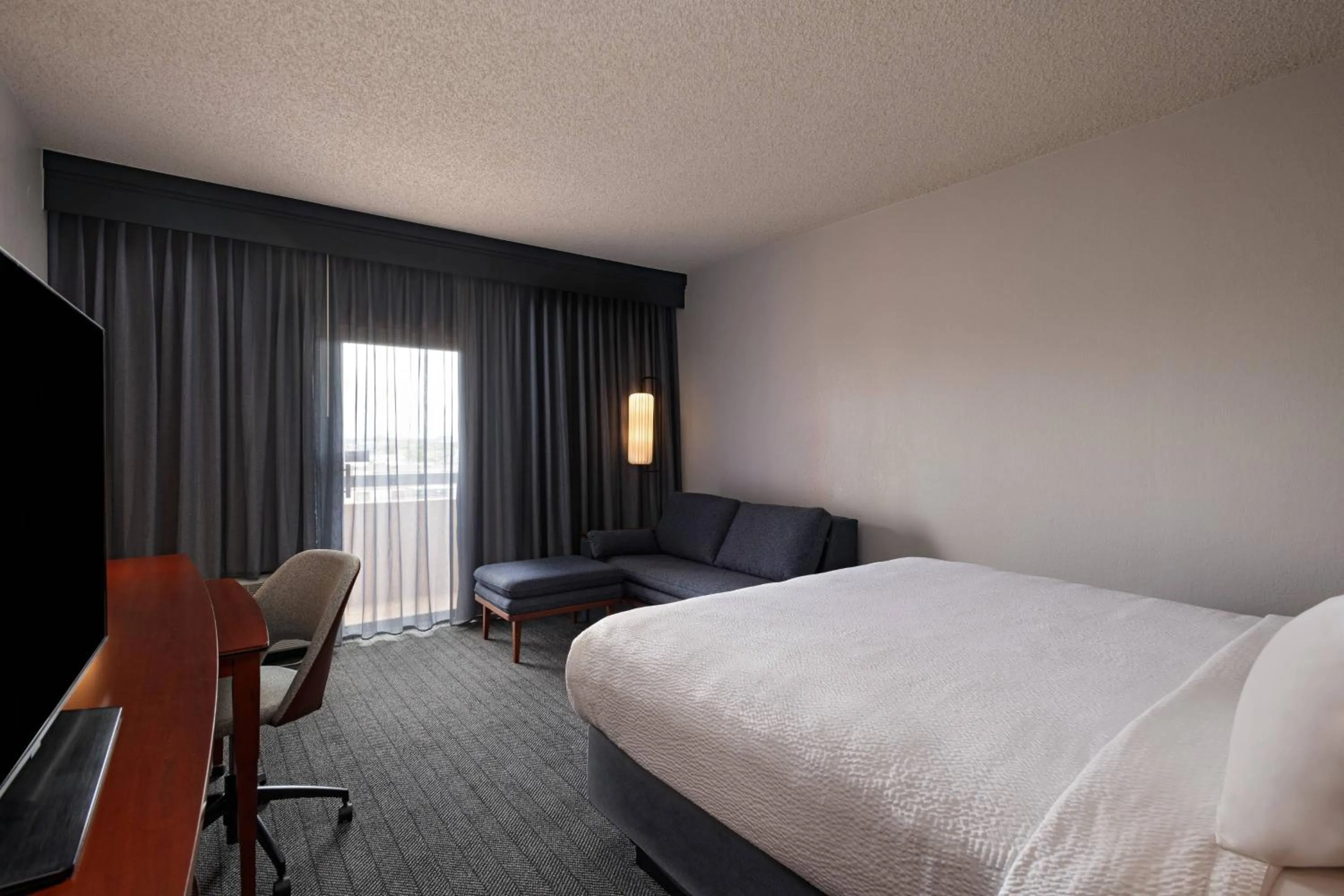 Photo of the whole room, Bed in Courtyard by Marriott San Antonio Airport