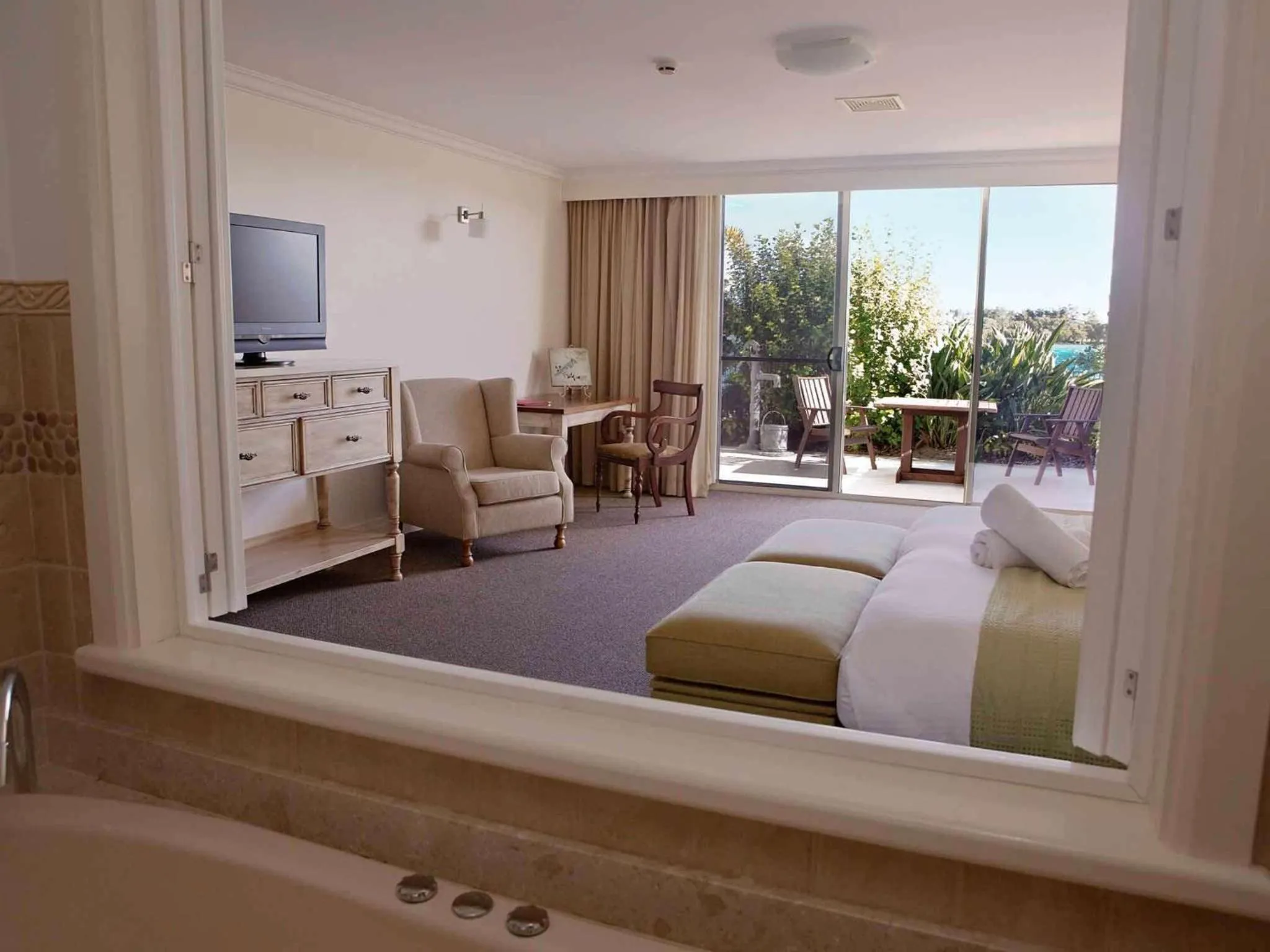 Photo of the whole room, Bed in Harrington River Lodge